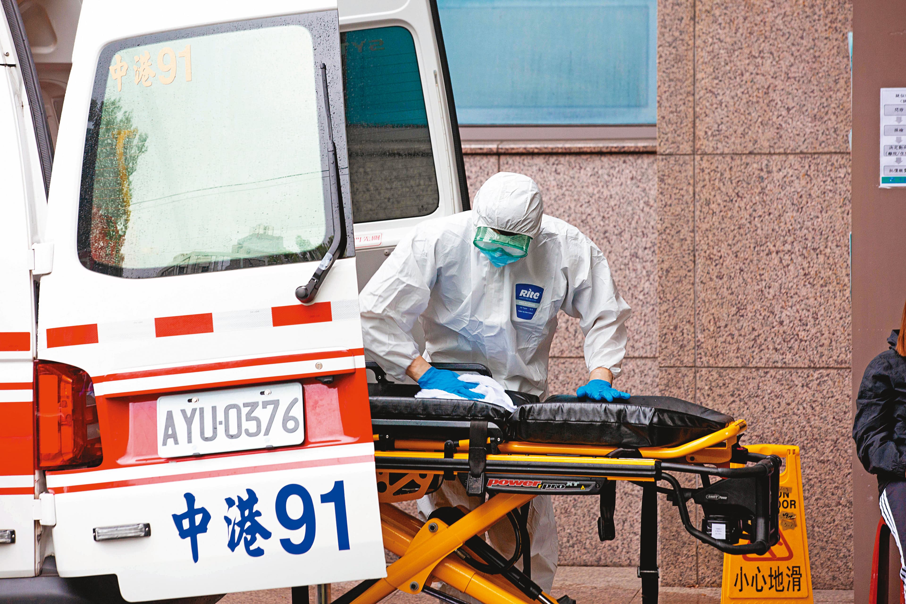 4月以來確診人數激增,急診就診人次直線上升,中研院研究員詹大千建議醫院應開設新冠門診,分流急診壓力。