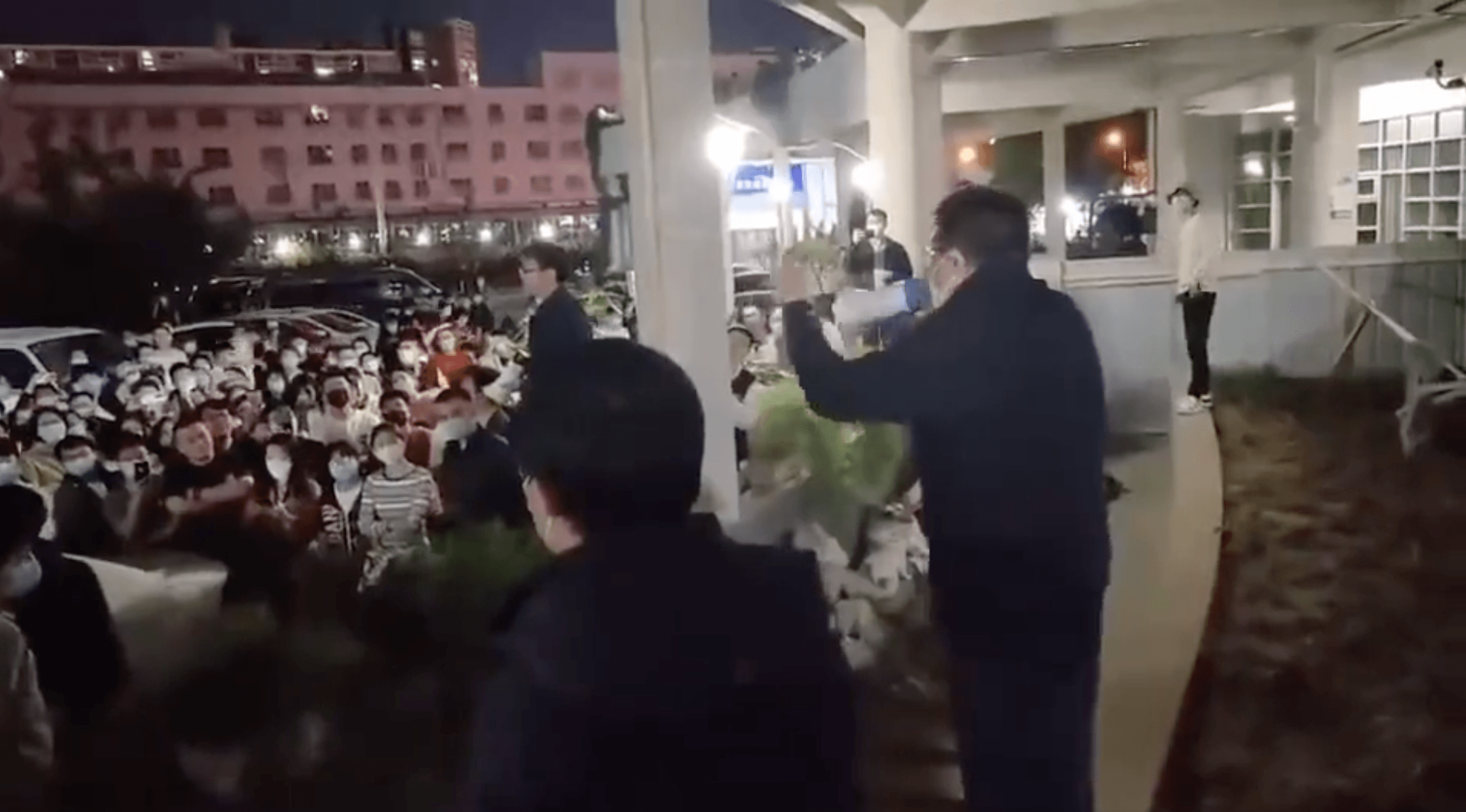 北京大學副校長陳寶劍手持大聲公安撫學生,不過效果似乎不太顯著。(翻攝自twitter)
