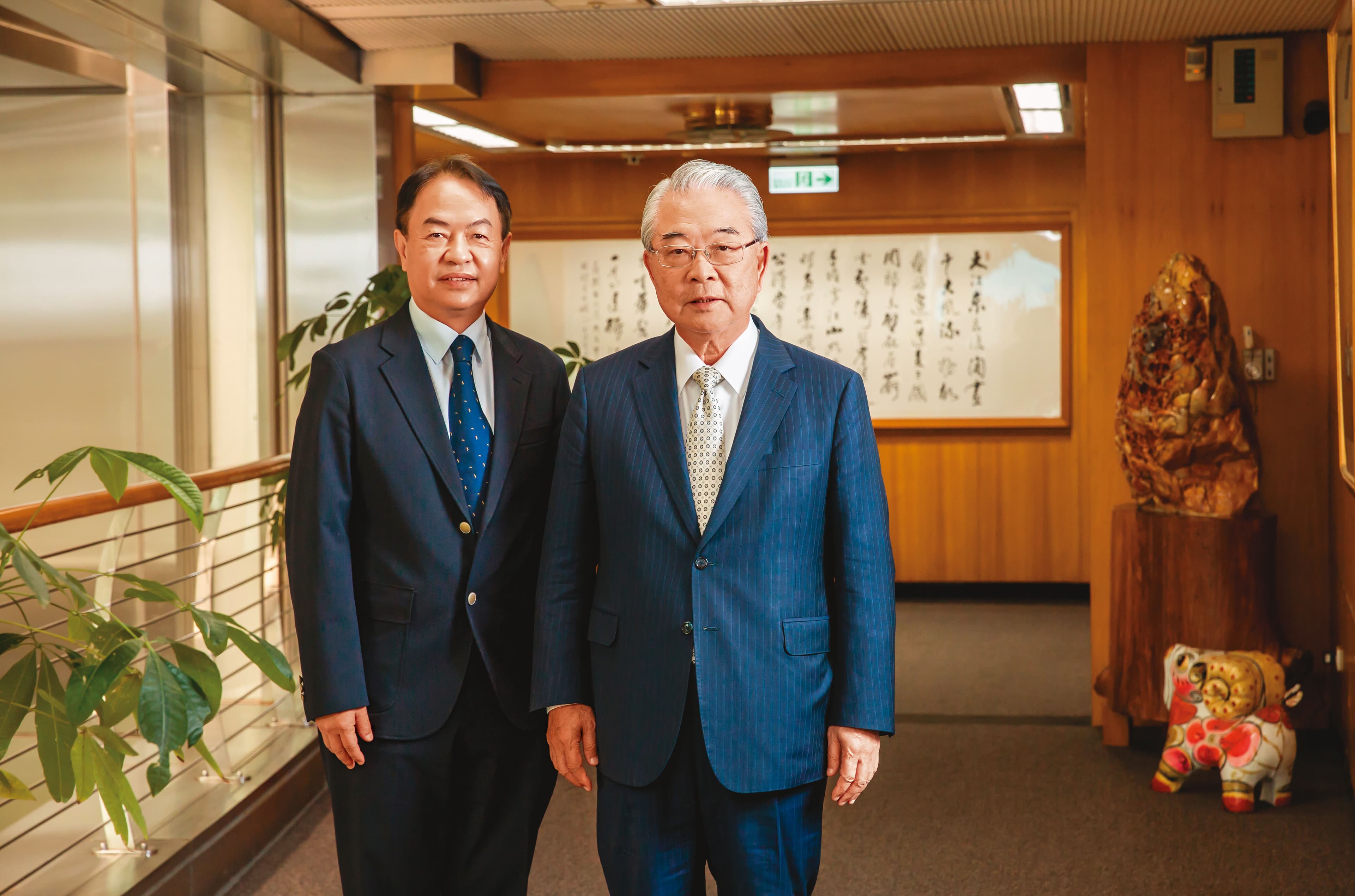 許勝雄(右)延攬前仁寶副總陳威昌(左)當家,去年金寶營收增長更勝沈軾榮時期。