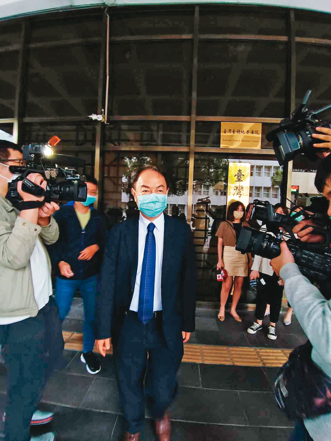 金寶總經理陳威昌(圖)到台北地檢署,遞狀控告沈軾榮涉嫌偽造文書、違反營業秘密。