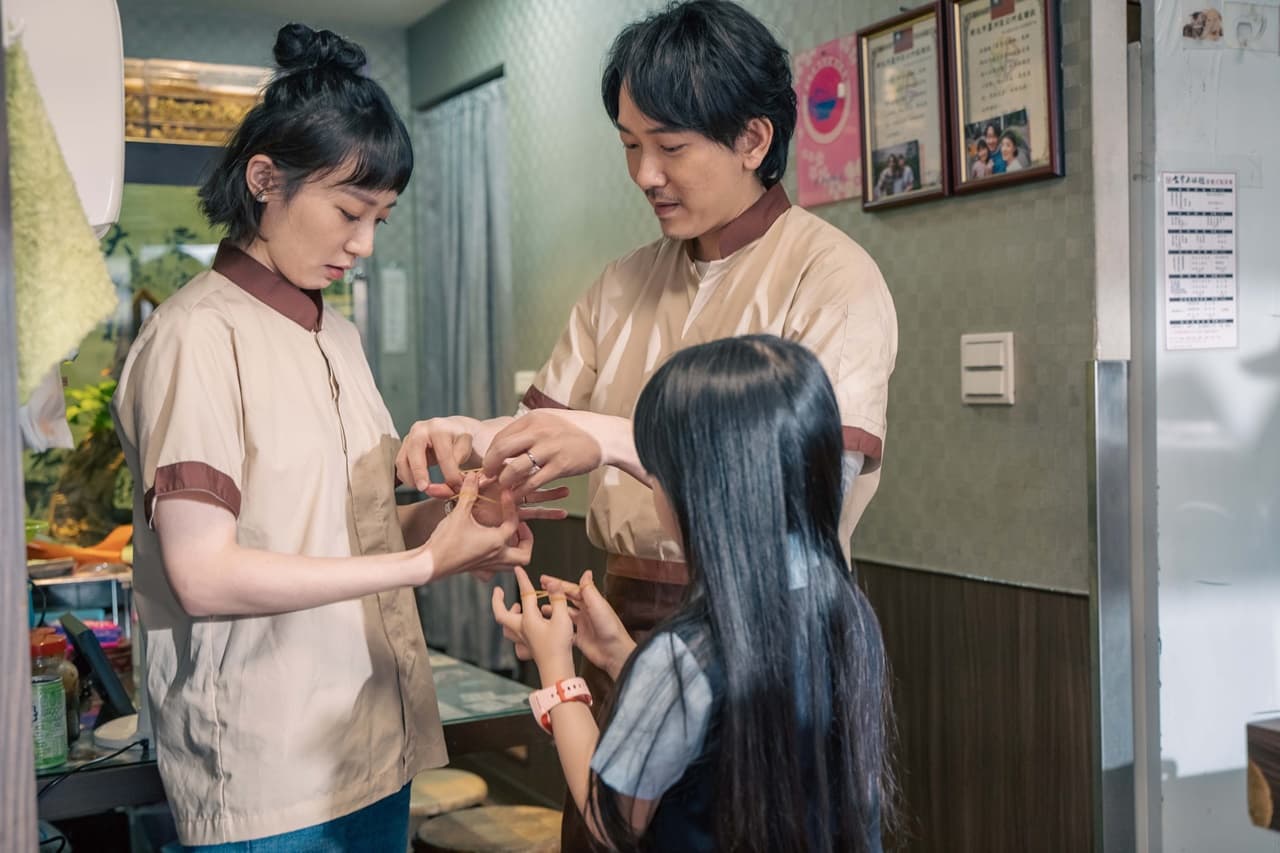 影集《你，敢不敢？》首波單元《隔壁女兒的書包》李中導演攜施名帥、林子熙、王傳一打頭陣。（轉高高娛樂提供）