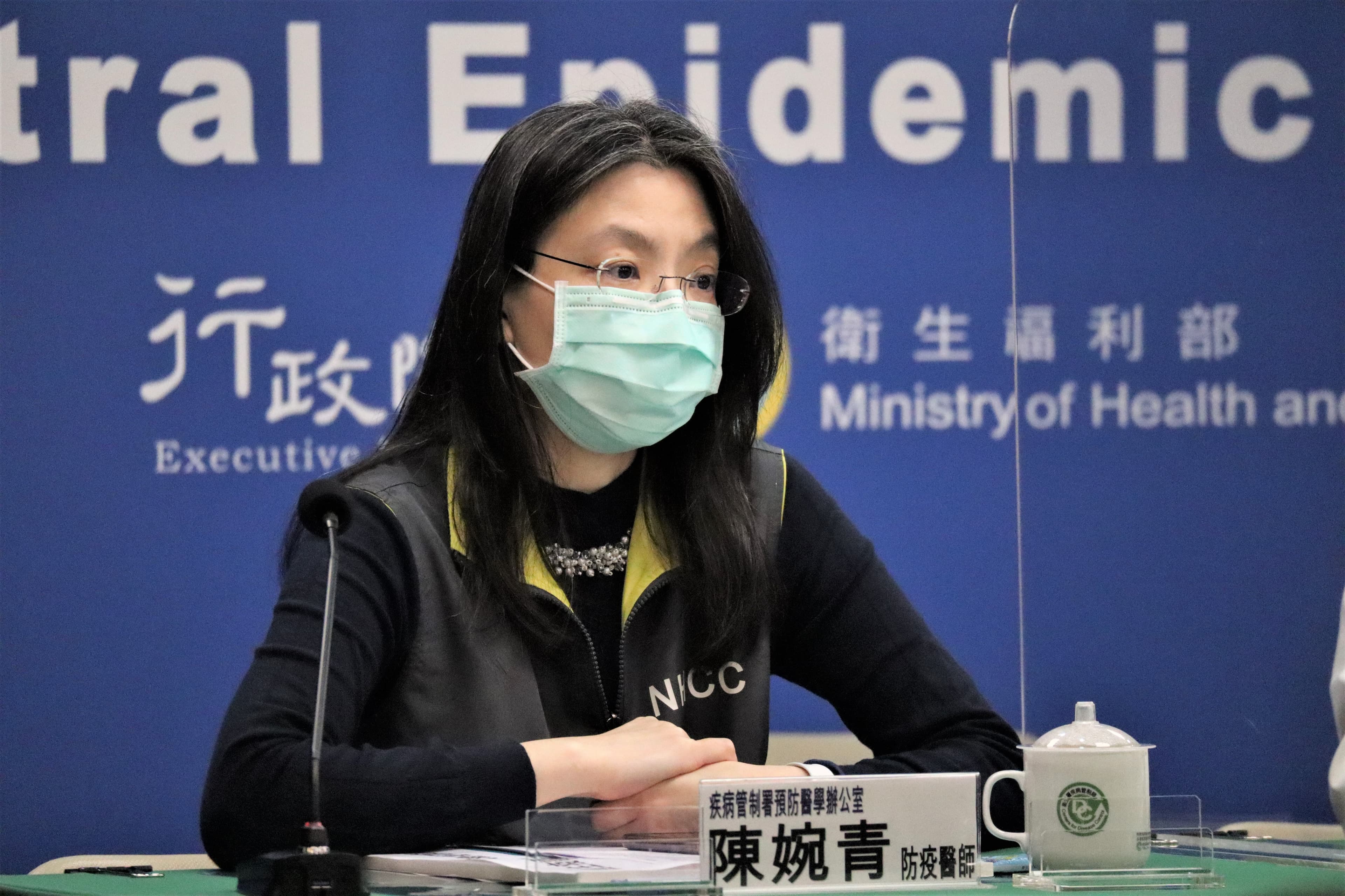 防疫醫師陳婉青說明,確診者填自主疫調回報系統。(指揮中心提供)