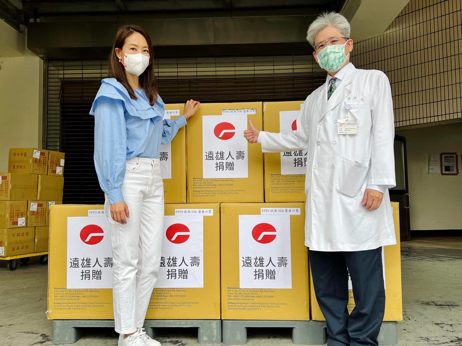 賈永婕今到榮總送N95口罩,右為榮總副院長侯明志。(賈永婕提供)
