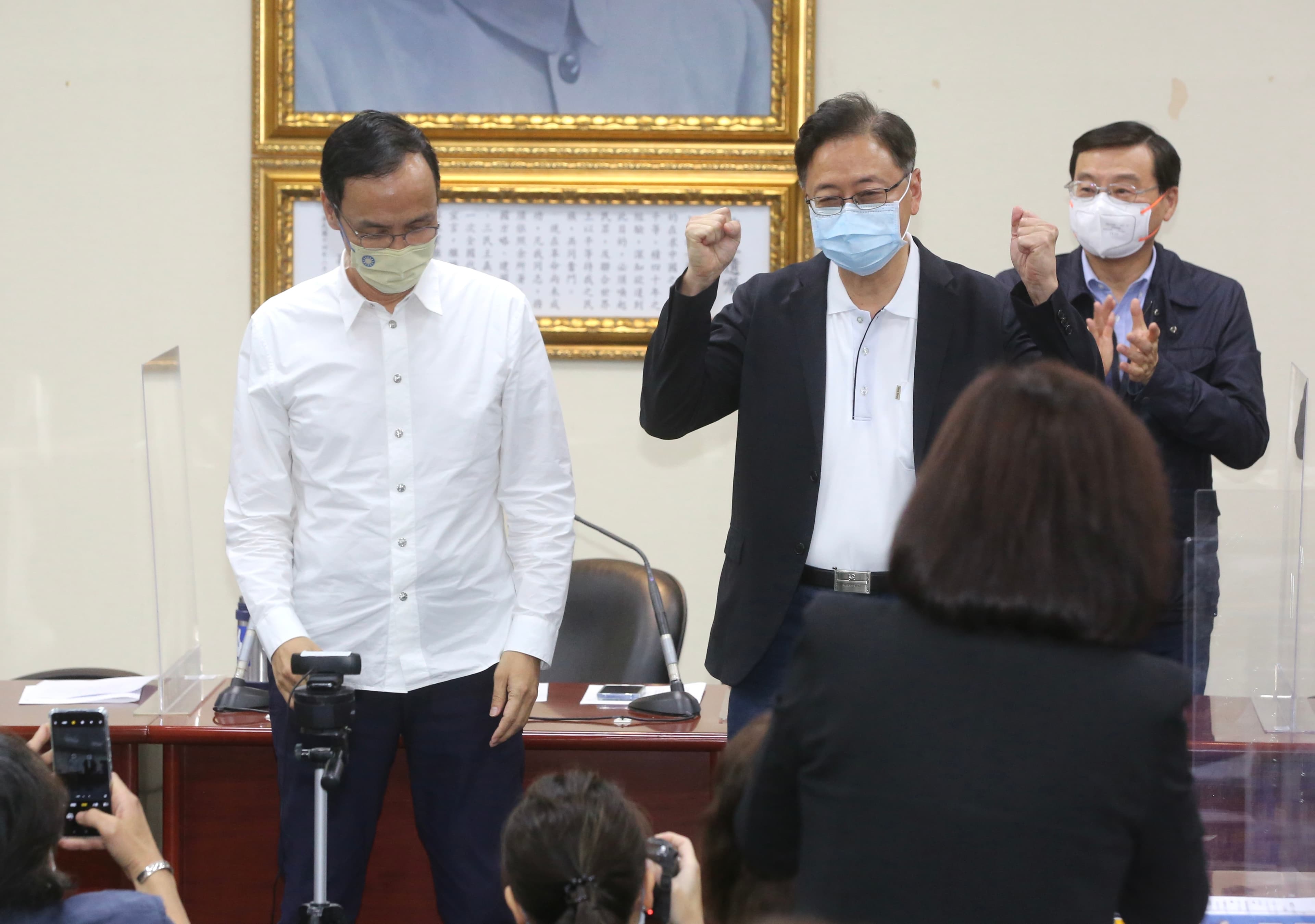 張善政（右）的科技、理工背景，被朱立倫（左）認為是桃園市長的最佳人選。