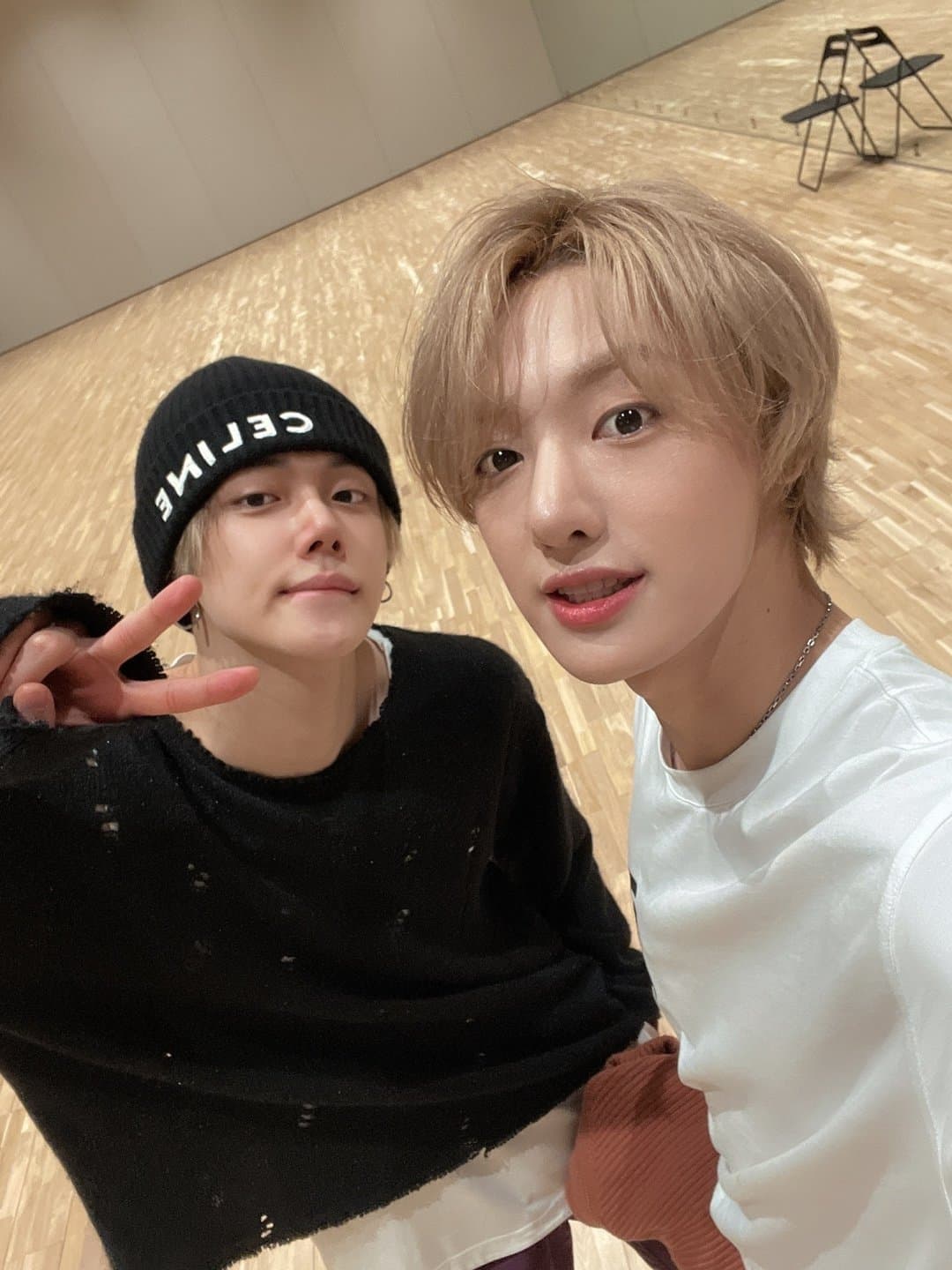 TAG(右)昨天才公開與TOMORROW X TOGETHER成員YEONJUN(左)的跳舞影片,沒想到傳出病危消息。(翻攝Goldenchild推特)