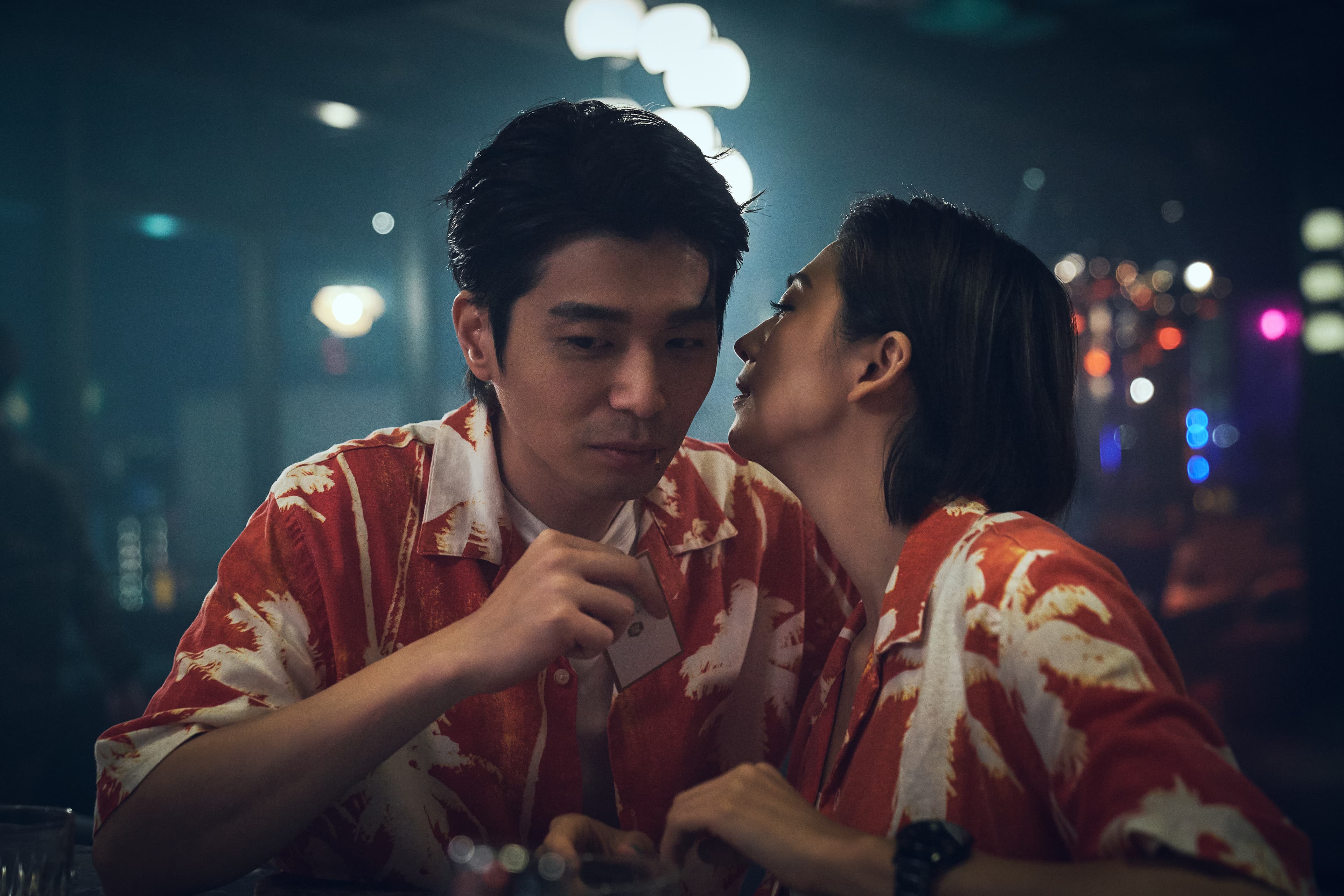 《正義的算法》侯彥西(左)、阿喜(右)為觀眾帶來滿滿的爆笑情節。(Disney+提供)