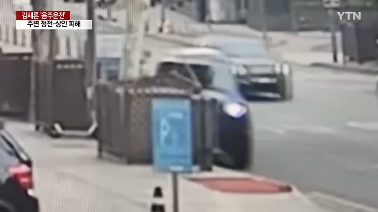 金賽綸駕駛的休旅車昨天早上直接撞上路邊變壓器,變壓器外的柵欄全毀。(翻攝自YTN)