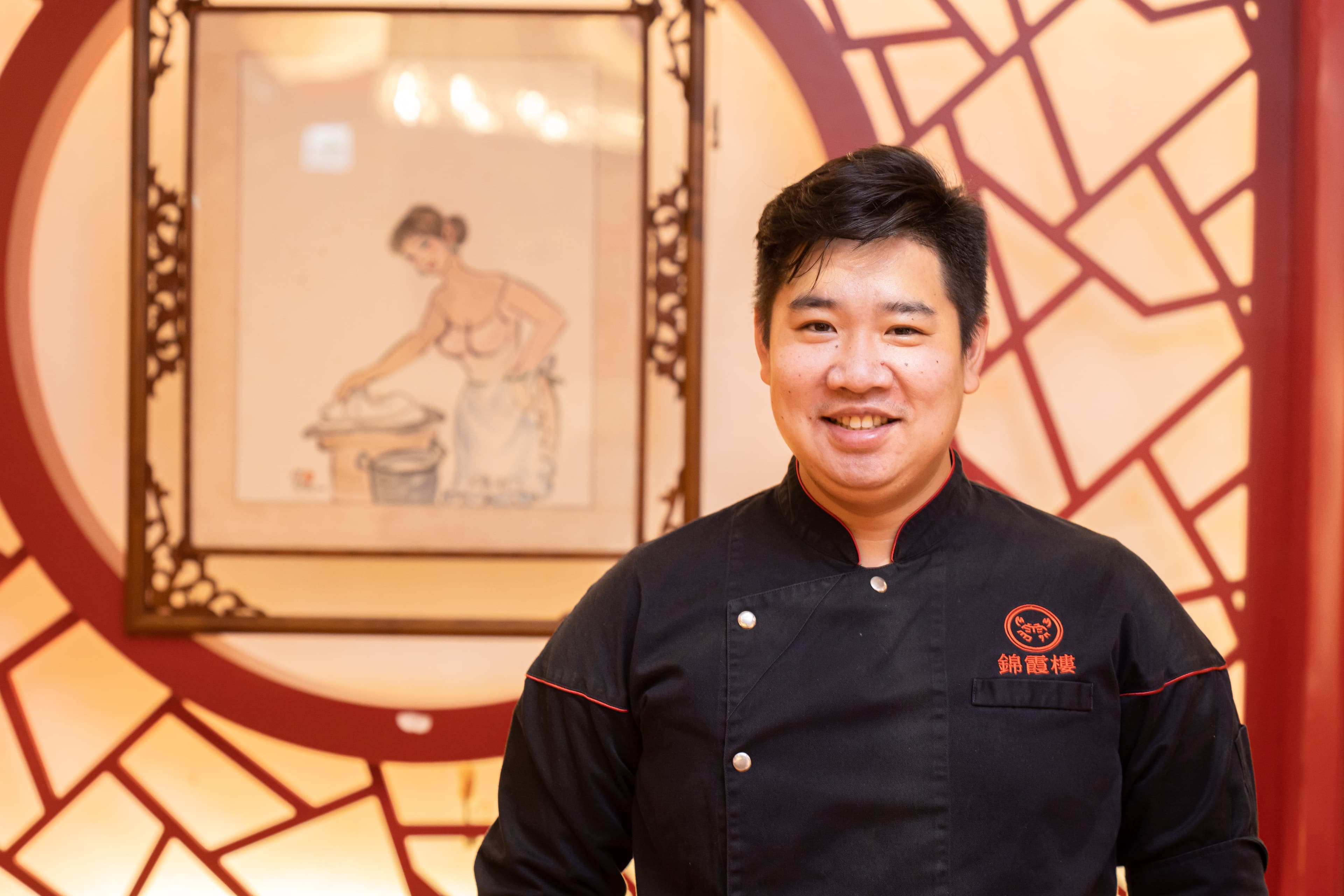 台南老字號台菜餐廳「阿霞飯店」第4代傳人吳健豪,顧及員工們與家人安全,同時調度人力配置,決定暫停內用至5月底。