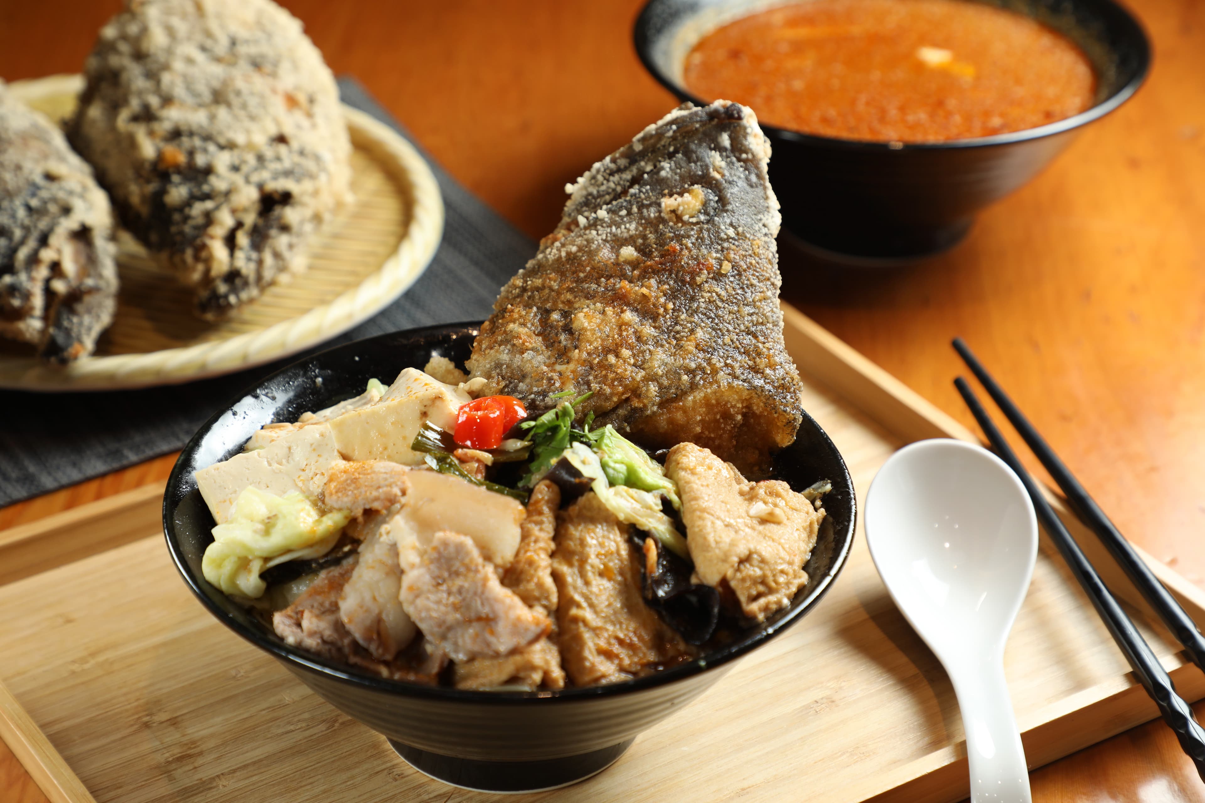 單人份的「沙鍋菜加魚頭」,湯頭融合沙茶香氣,豐盛滿足。(160元/份)
