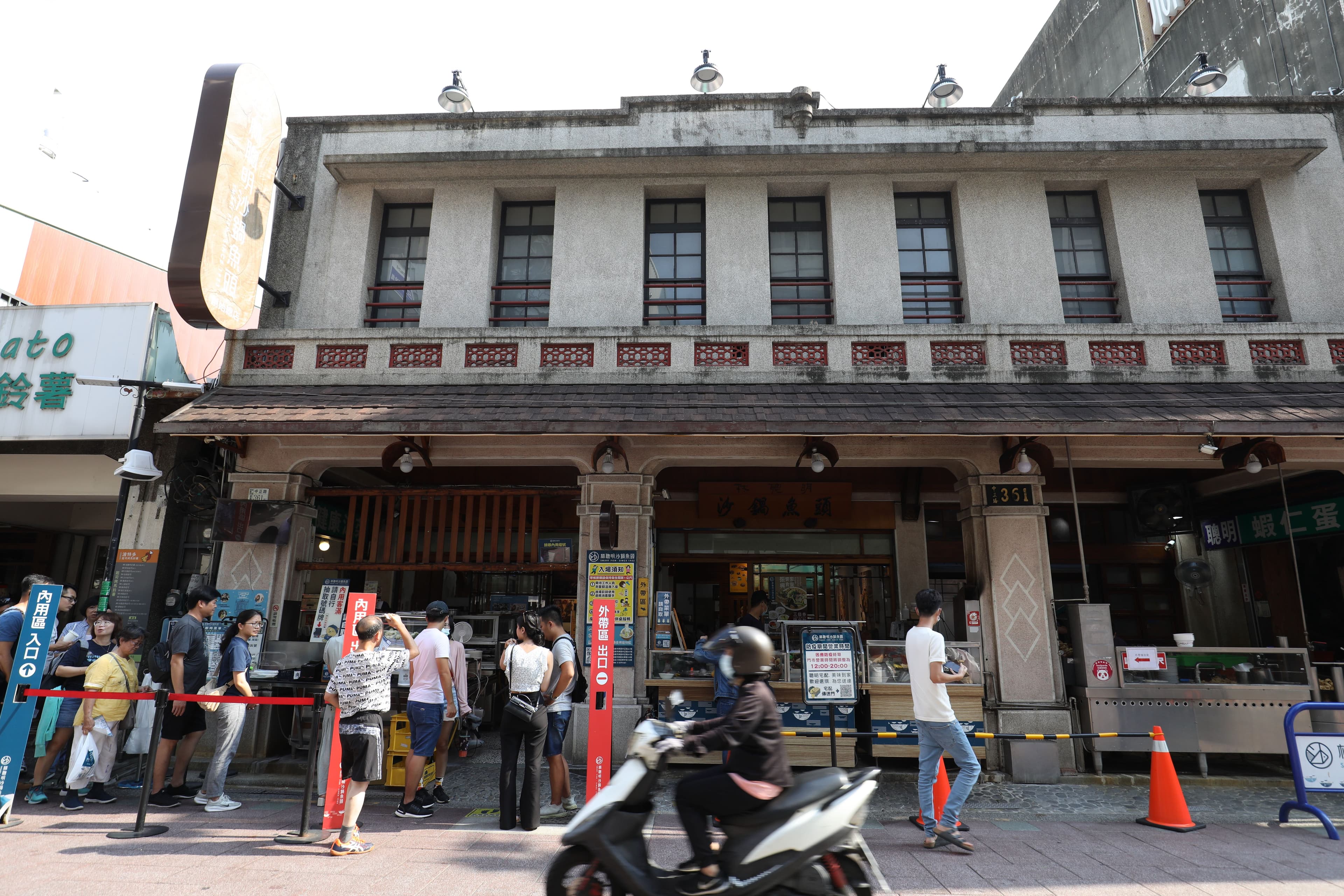 疫情爆發前,「林聰明沙鍋魚頭」店外無時無刻都有排隊人潮。