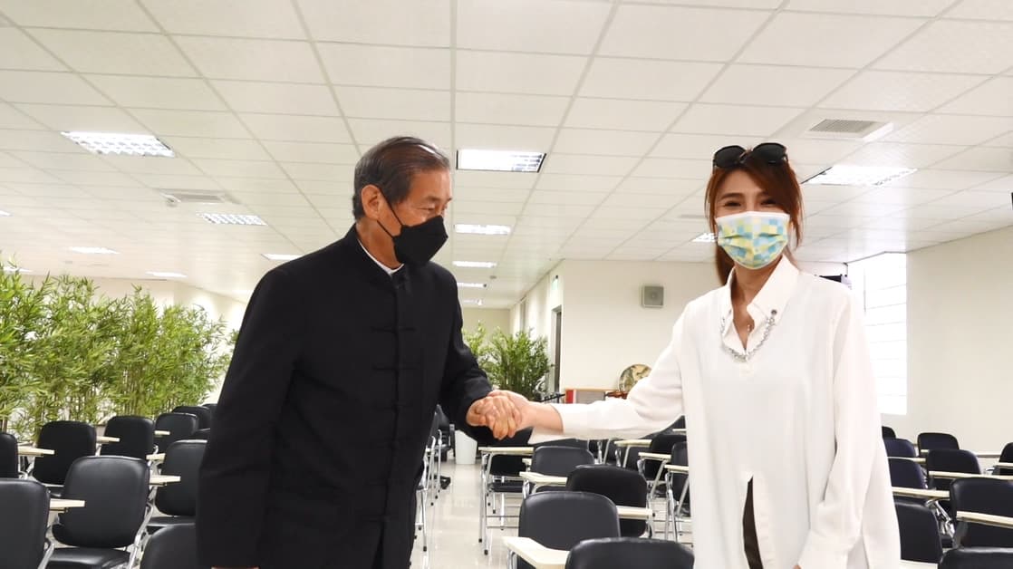 張安樂(左)對讓張懷媗(右)捲入接轎風波感到抱歉。