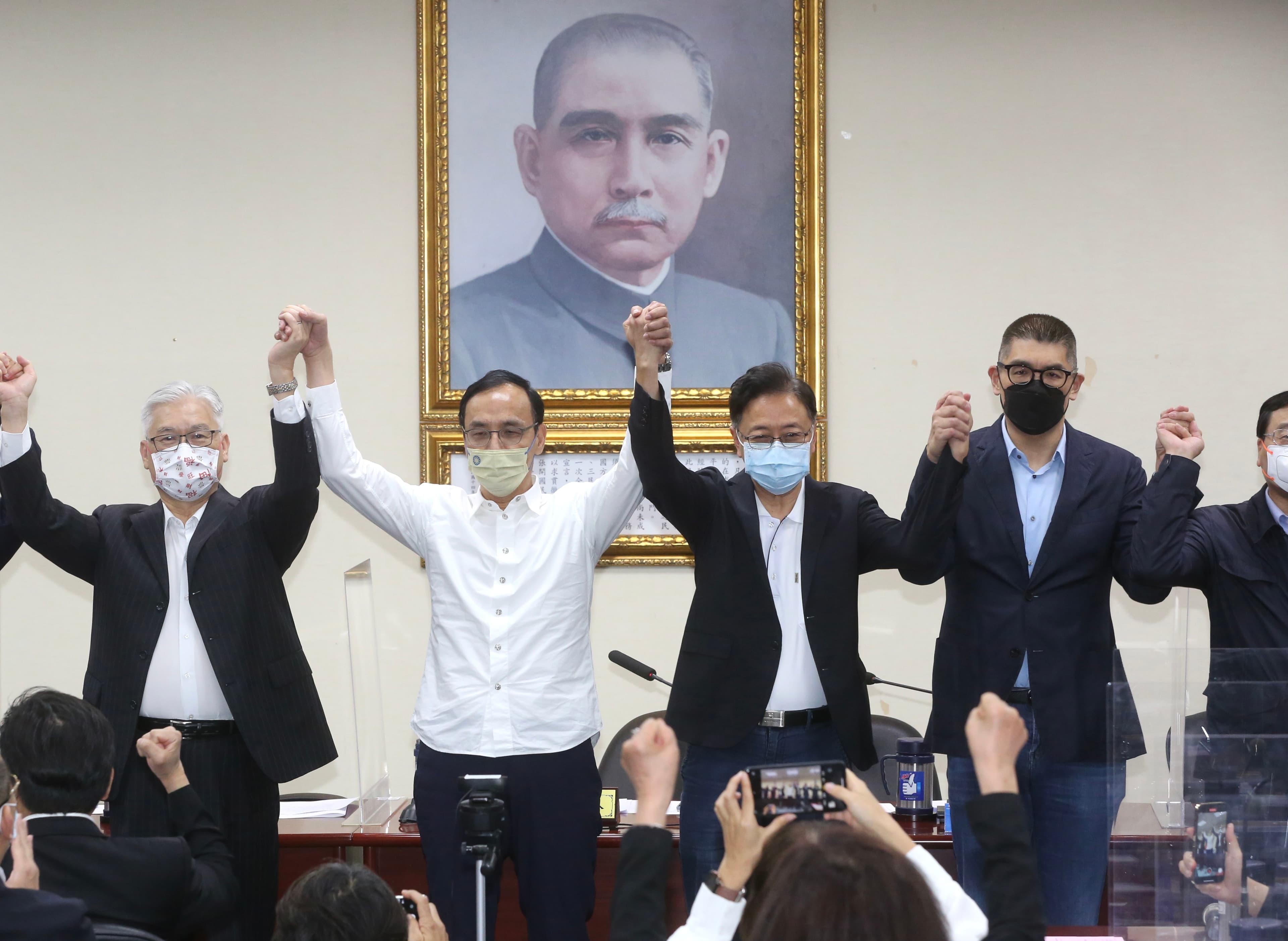 國民黨中常會無預警宣布徵召前行政院長張善政參加年底桃園市長選舉,消息一出引發黨內不滿聲浪。