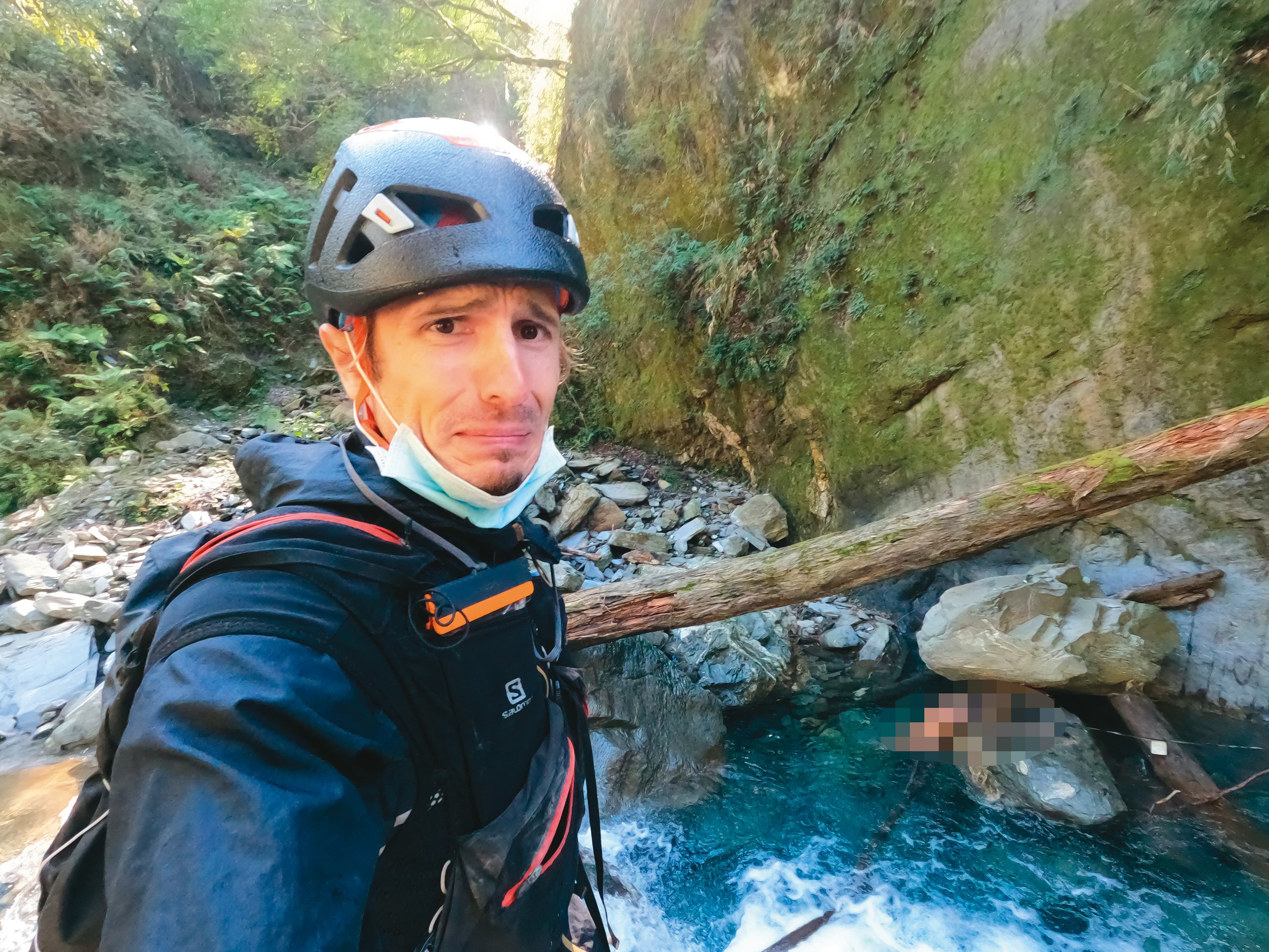 去年羅培德花了1個月時間,於奧萬大、能高山一帶搜尋失蹤登山客,甚至研究失蹤者的社群網站,推敲對方攀登風格,最後終在溪谷找到對方。(羅培德提供)
