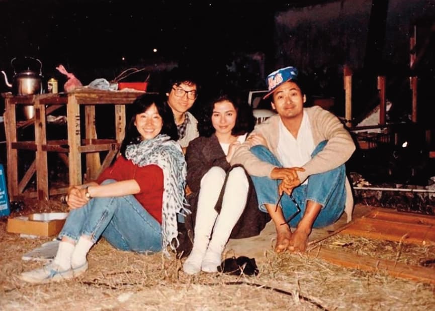 張婉婷(左一)與羅啟銳(左二)眼中,周潤發(右一)與鍾楚紅(右二)隨和得不得了,完全沒有大明星架子,很能與人打成一片。(甲上娛樂提供)