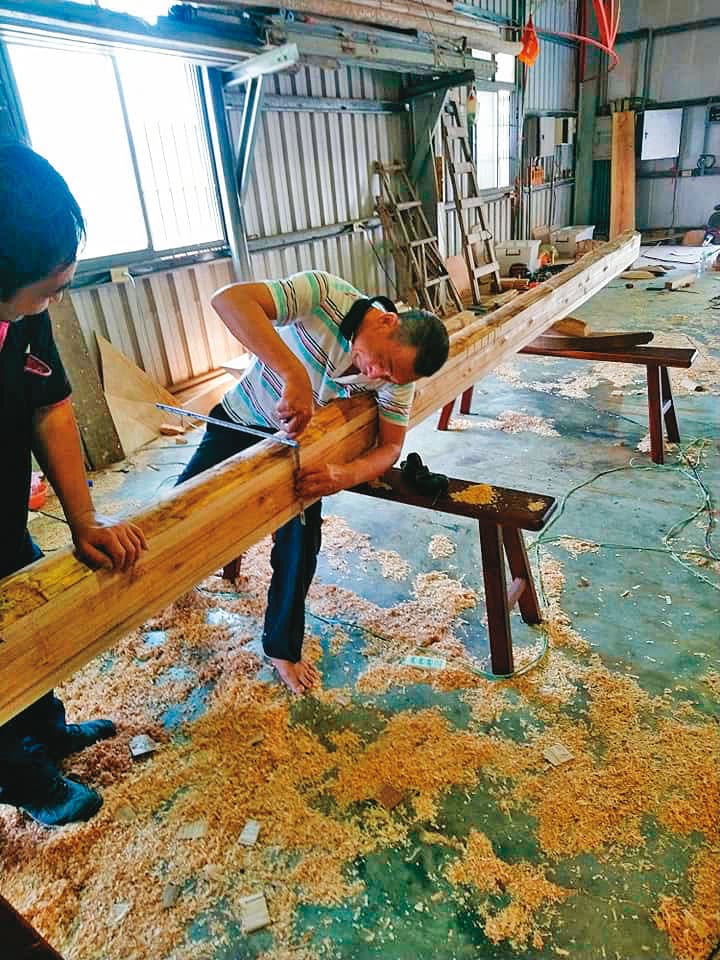 睽違30年後再燒王船,五雲宮找來人稱「太師」的國寶級王船師傅林良太(圖),依循古法打造王船。(翻攝良藝太師臉書)