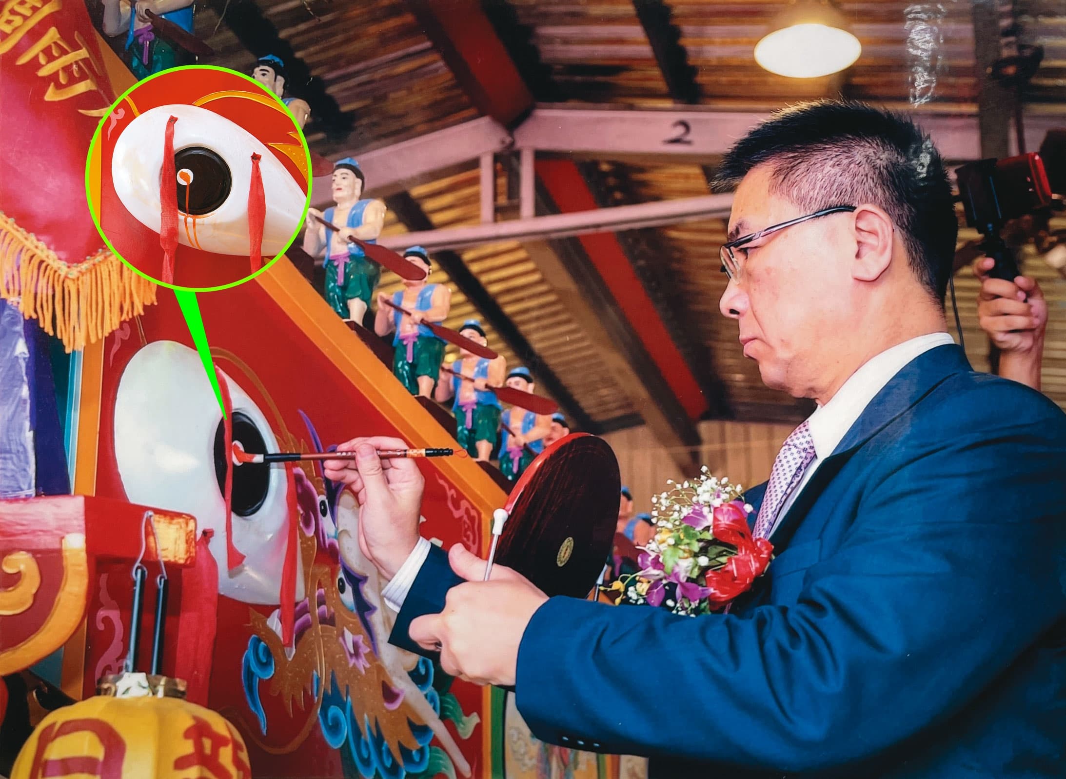 五雲宮前年11月邀內政部長徐國勇替王船開光點睛,徐所持的毛筆沾了太多朱砂,而罕見流下淚眼婆娑的紅色印記。(五雲宮提供)