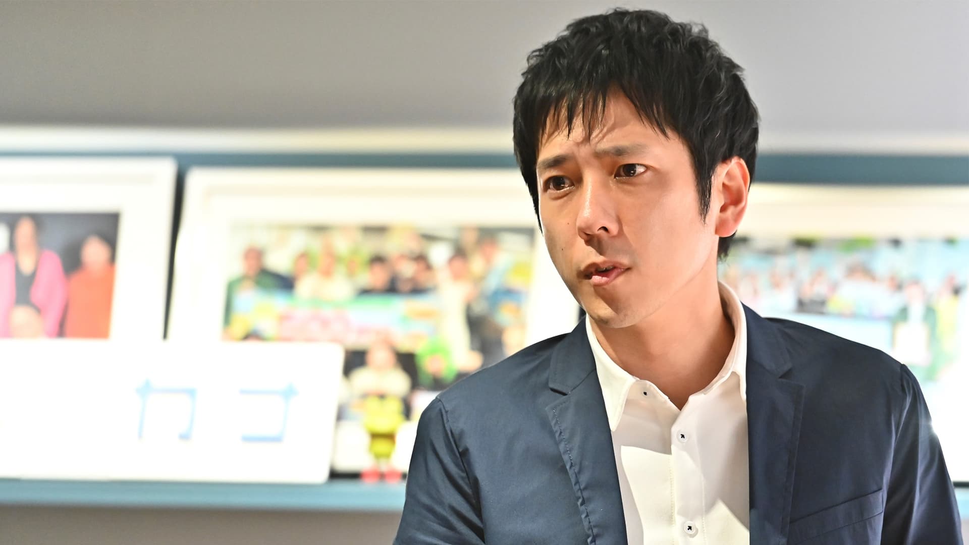 二宮和也在劇中飾演新創公司老闆,雖公司發展順利,他內心卻感到空虛。(Disney+提供)