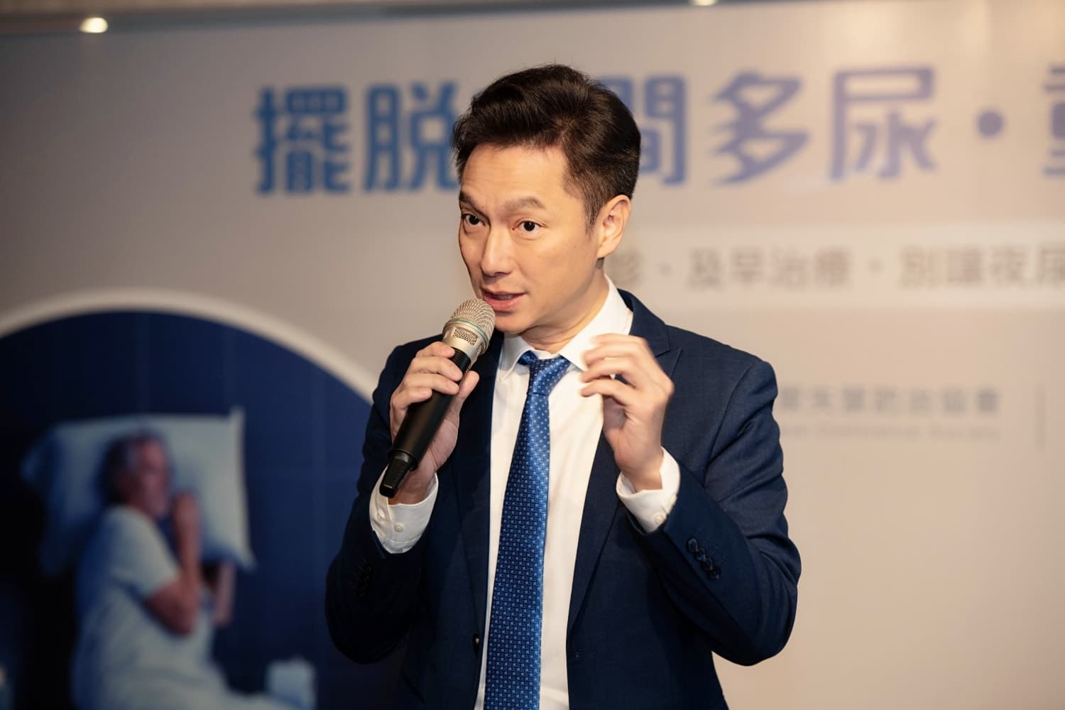 謝祖武至今仍在照顧失智的媽媽,講到傷心處仍會紅了眼眶。(翻攝自謝祖武臉書)