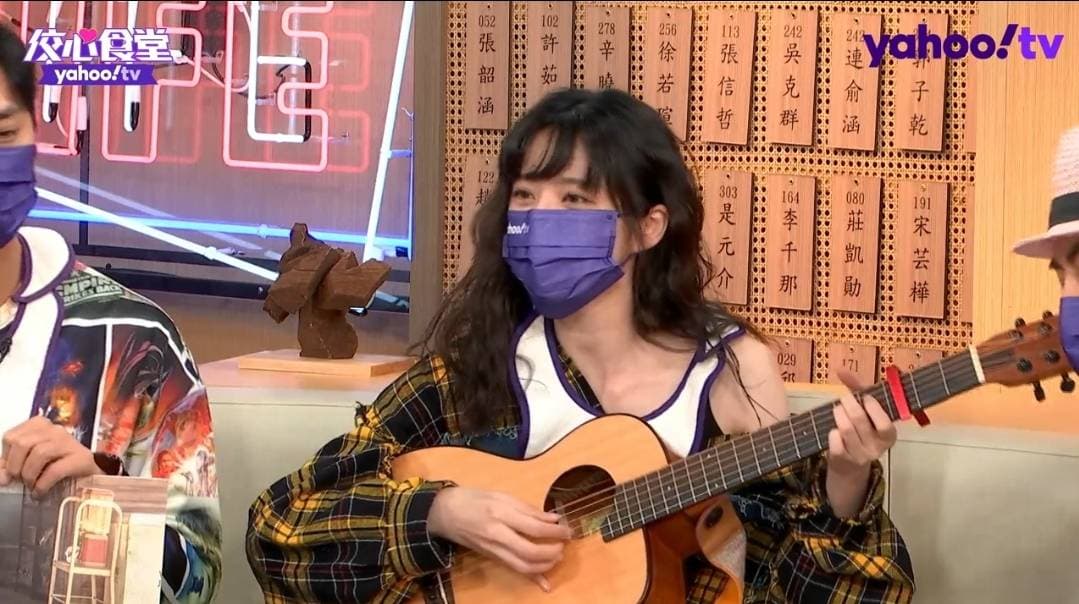 謝翔雅現場表演自彈自唱。(Yahoo TV提供)