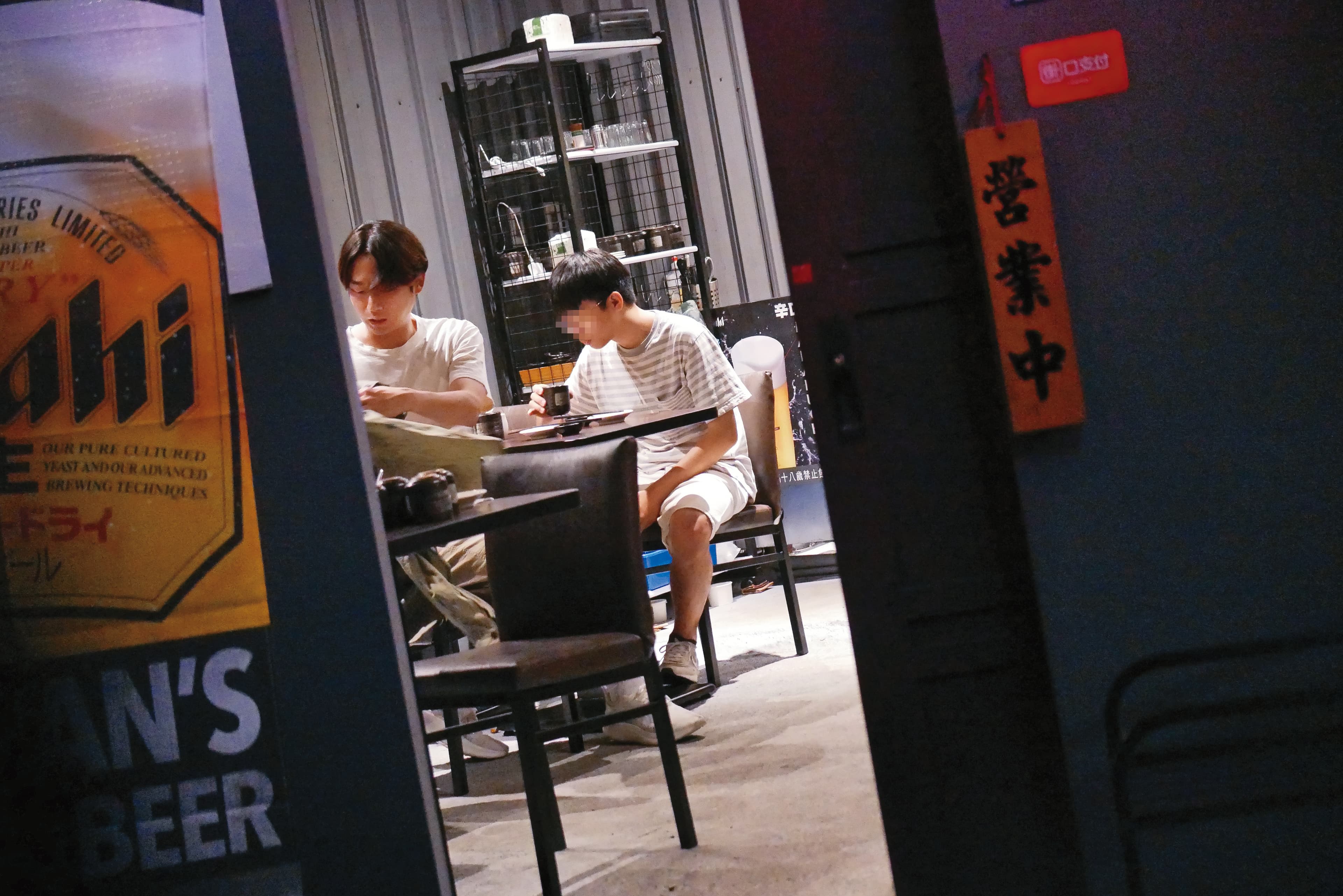 23：45 大鶴與朋友選了一間巷仔內的串燒店祭五臟廟，兩人吃串燒，聊得很開心。