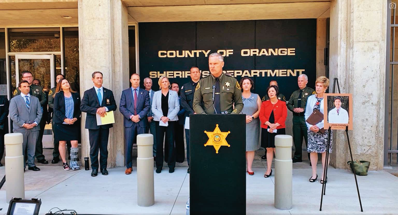 加州警方指出，周文偉用鐵鍊封住教會大門，打算進行大屠殺。（翻攝Orange County Sheriff's Department, CA直播影片）