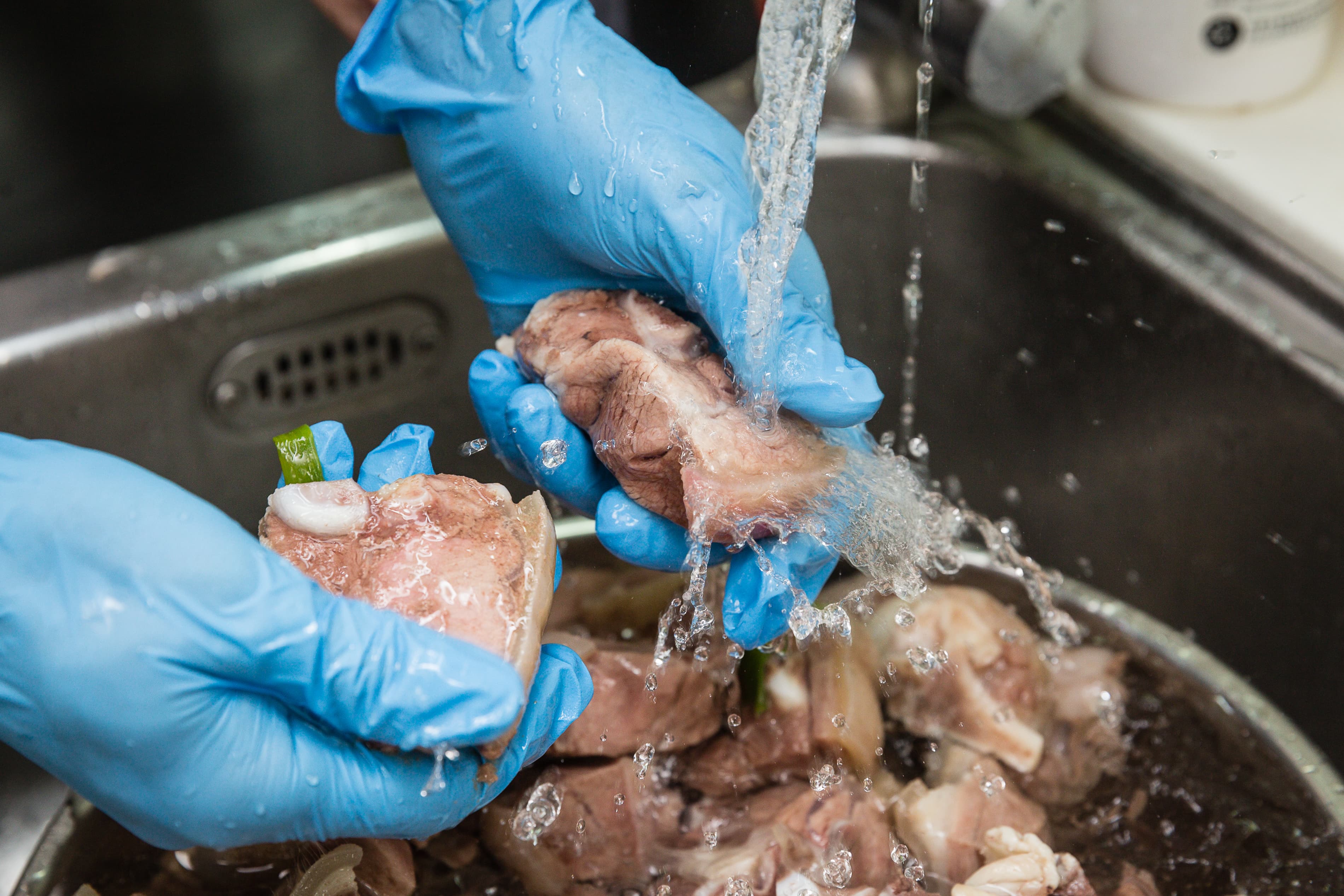 李思諺以蔥、薑、蒜川燙羊肉去腥、清洗,接著才下鍋準備料理。