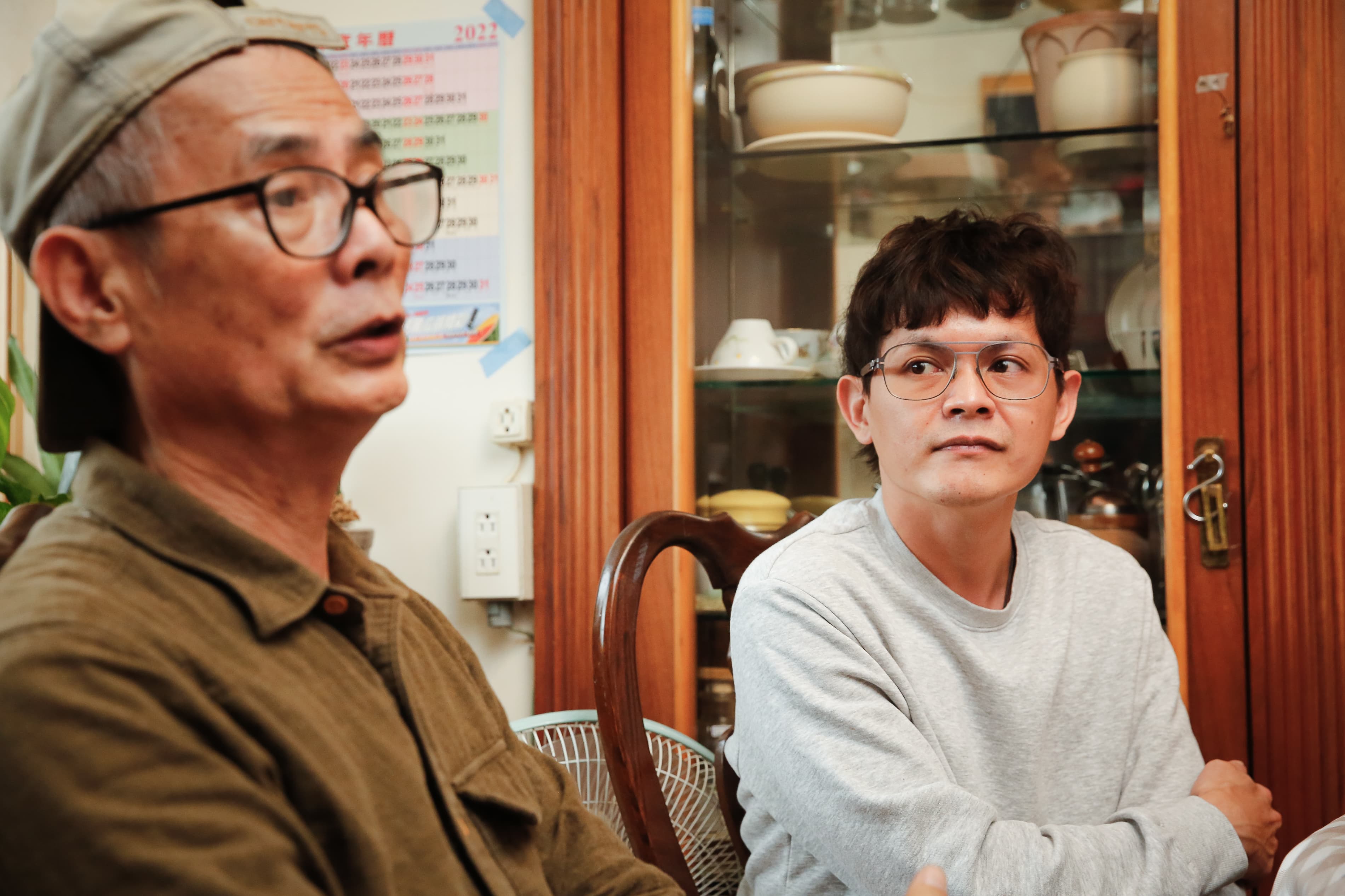 李明雄（左）的獨子李思諺（右），因年輕時不愛唸書、打架惹事，曾被叔叔叫去一碗小羊肉上班。