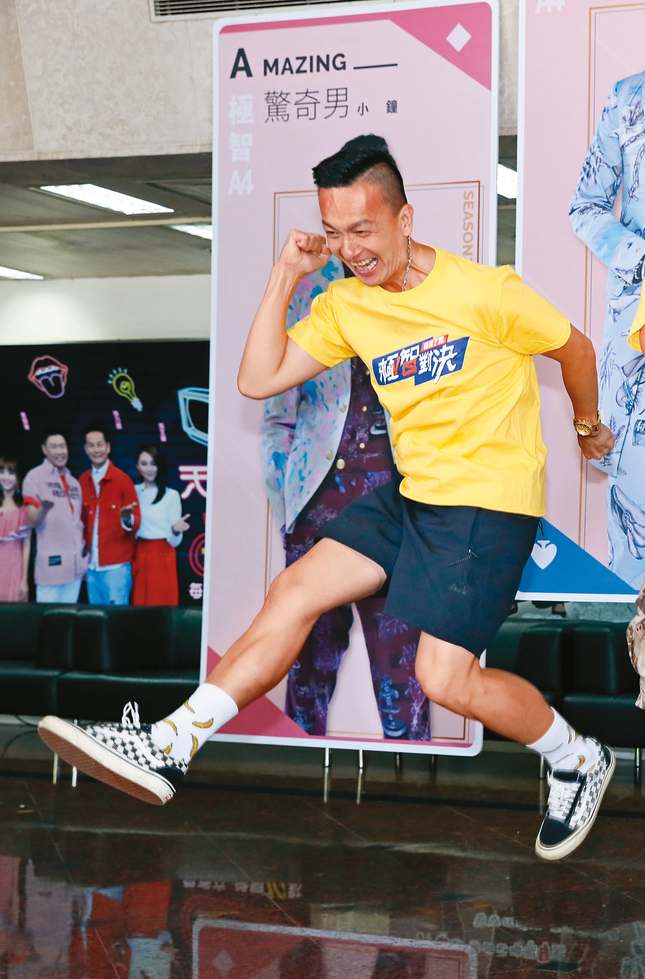 小鐘又透露,在演藝圈努力幾10年,「現在存款已經夠買一半的瑪沙拉蒂了,大概是『沙拉』的部分。」(請放罐頭笑聲)