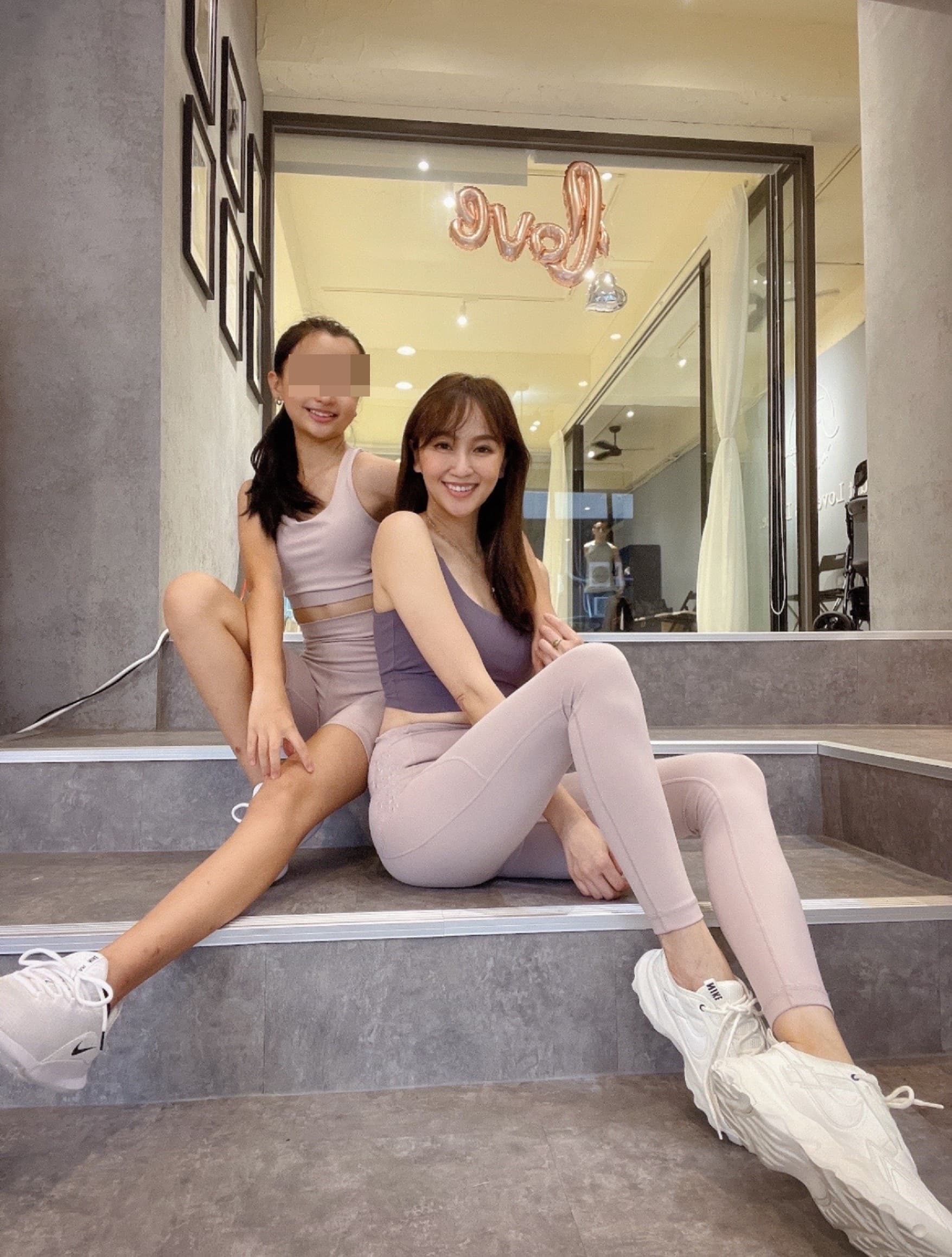 蔡逸帆(右)常和女兒一起在自己設計的舞蹈教室運動。(艾迪昇提供)