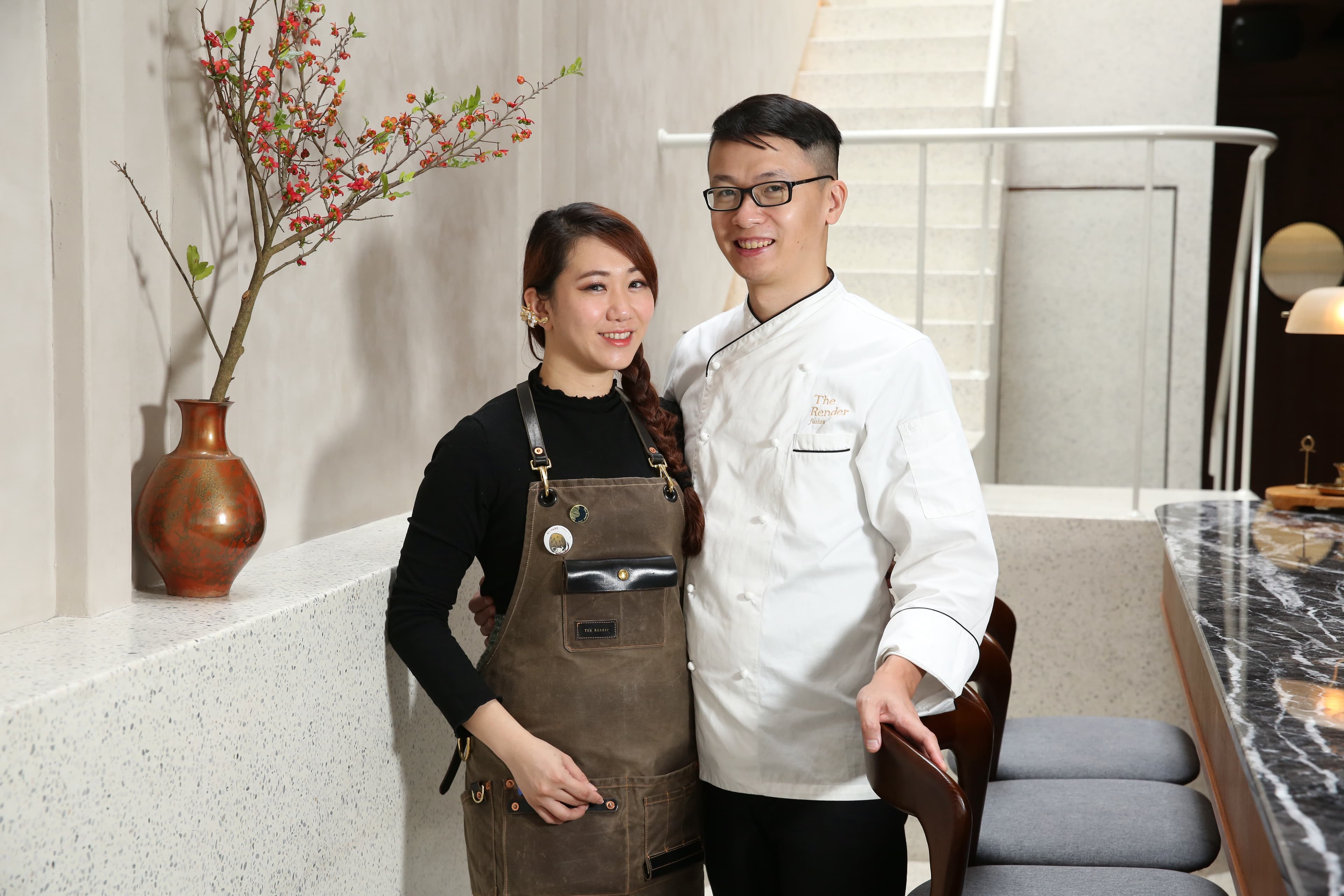 夫妻檔老闆由太太王昱云(左)擔任調酒師,先生李士弘(右)為主廚,四手聯彈譜寫調酒、小籠湯包的餐酒協奏曲。