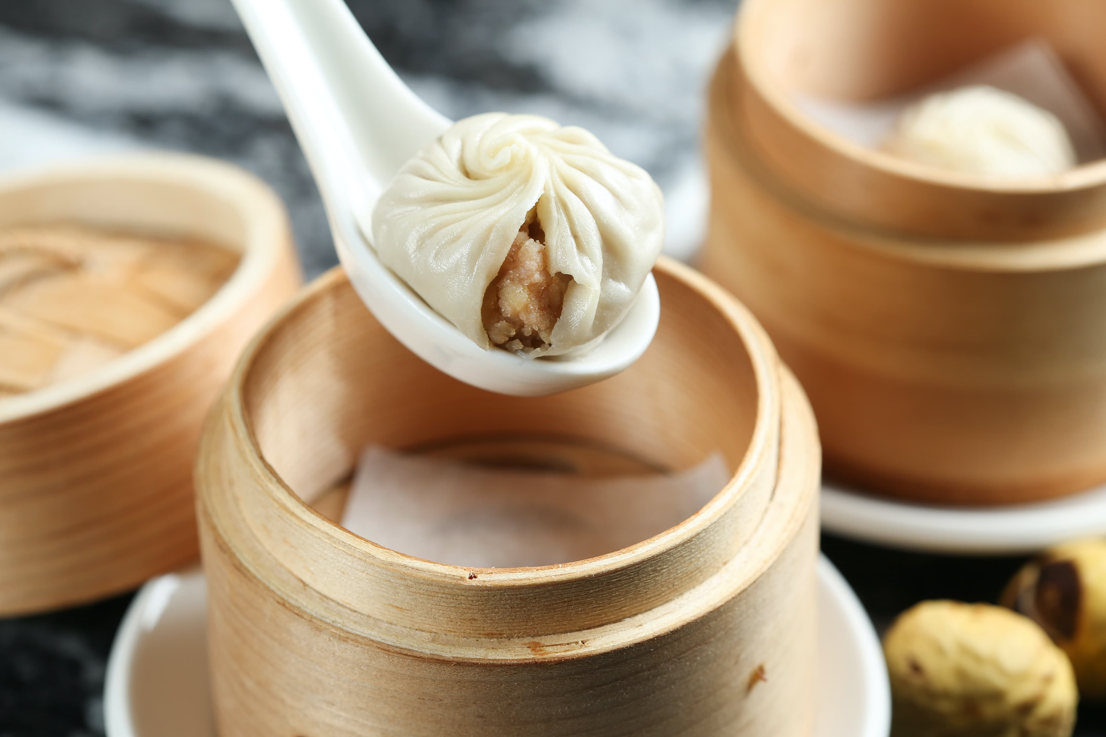 「白蘭地奶香栗餡小籠包」細綿不甜膩,迷你蒸籠食器向萬華富山蒸籠專賣店特別訂製,造型可愛。(套餐另加價80元/顆)