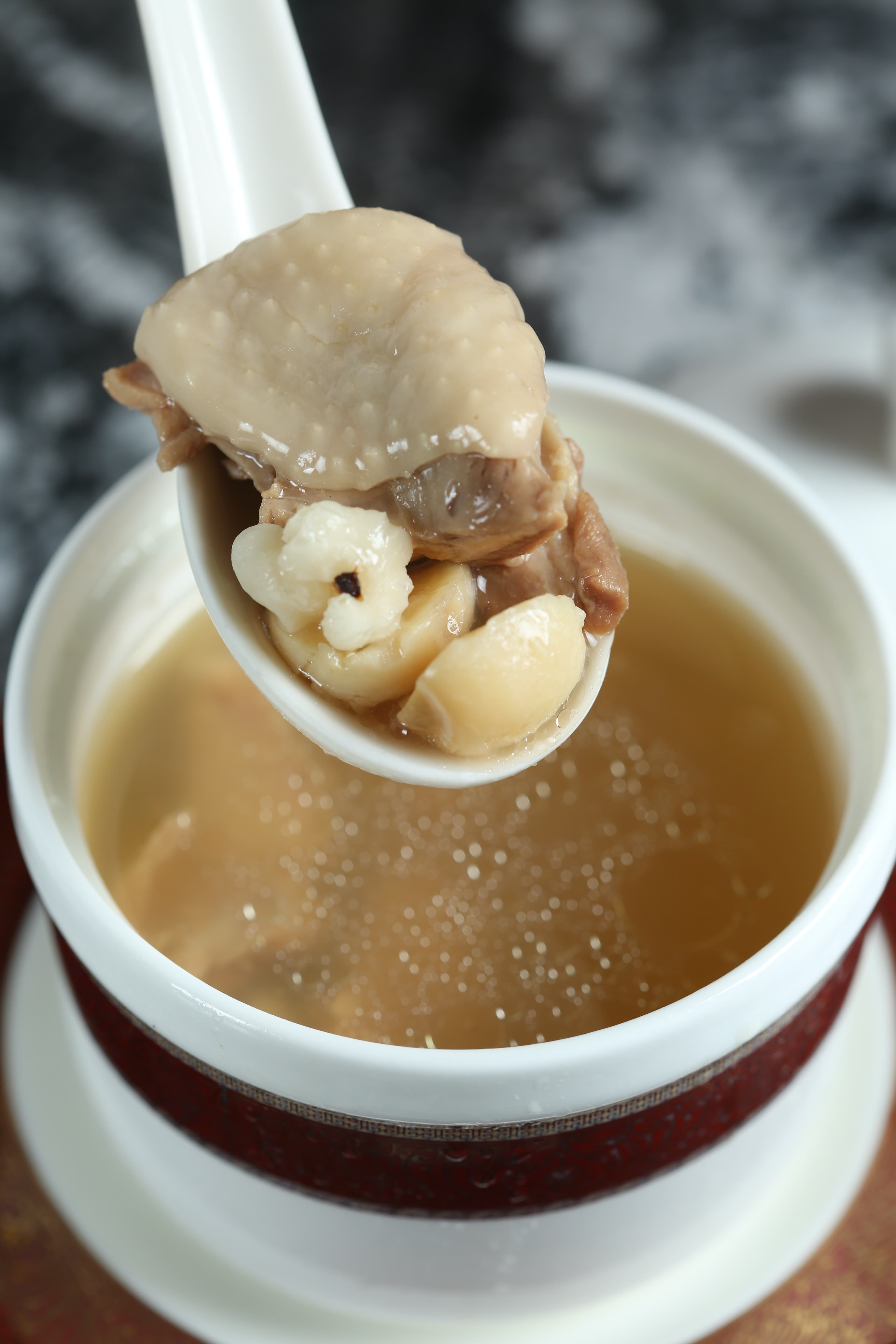 「薏仁蓮子黑羽土雞干貝燉湯」選用元榆牧場的黑羽土雞,味道乾淨,湯質醇厚。