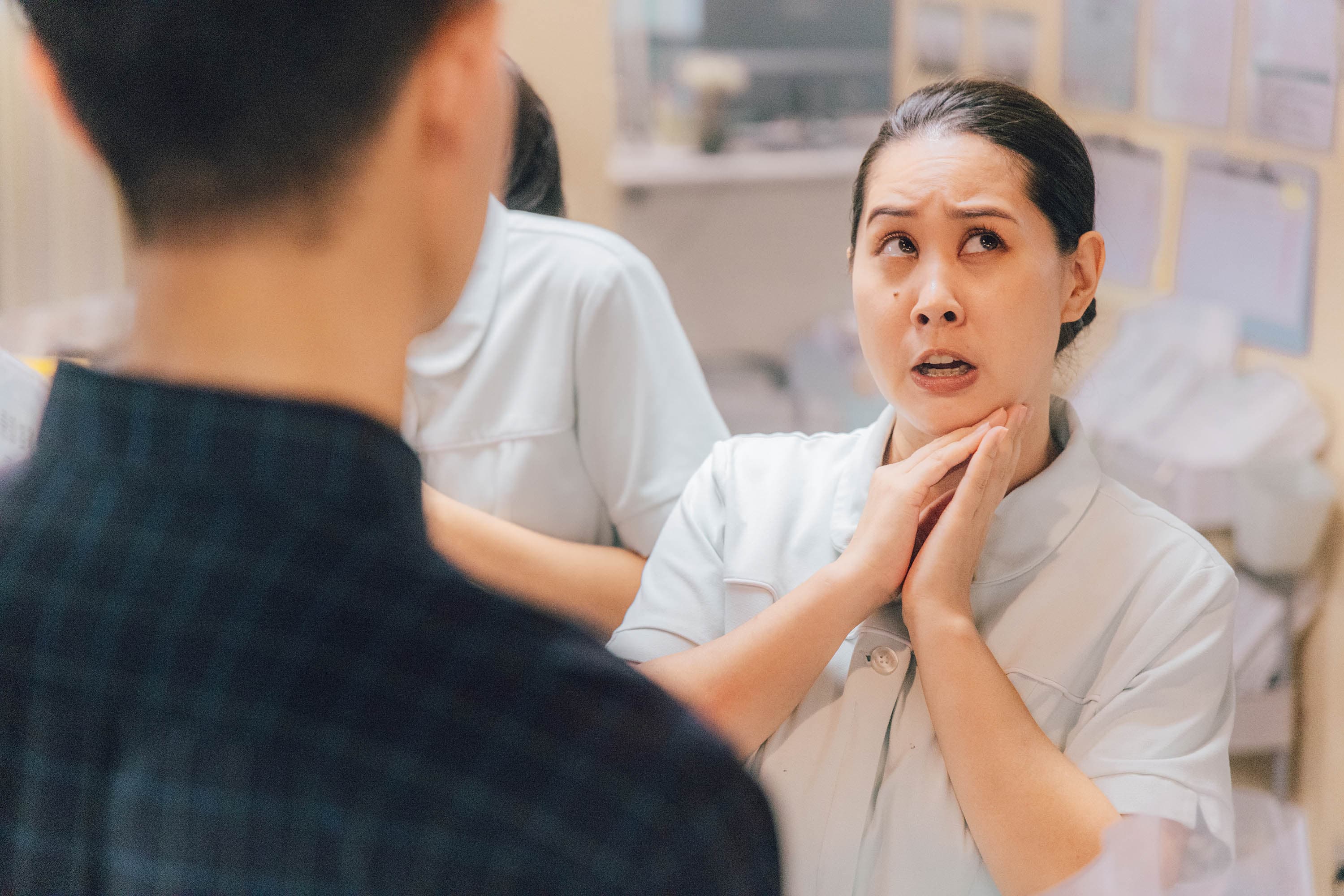 《村裡來了個暴走女外科》蘇瀅劇中暗戀的家明醫師至今未露臉,讓網友好奇心爆表(公共電視提供)