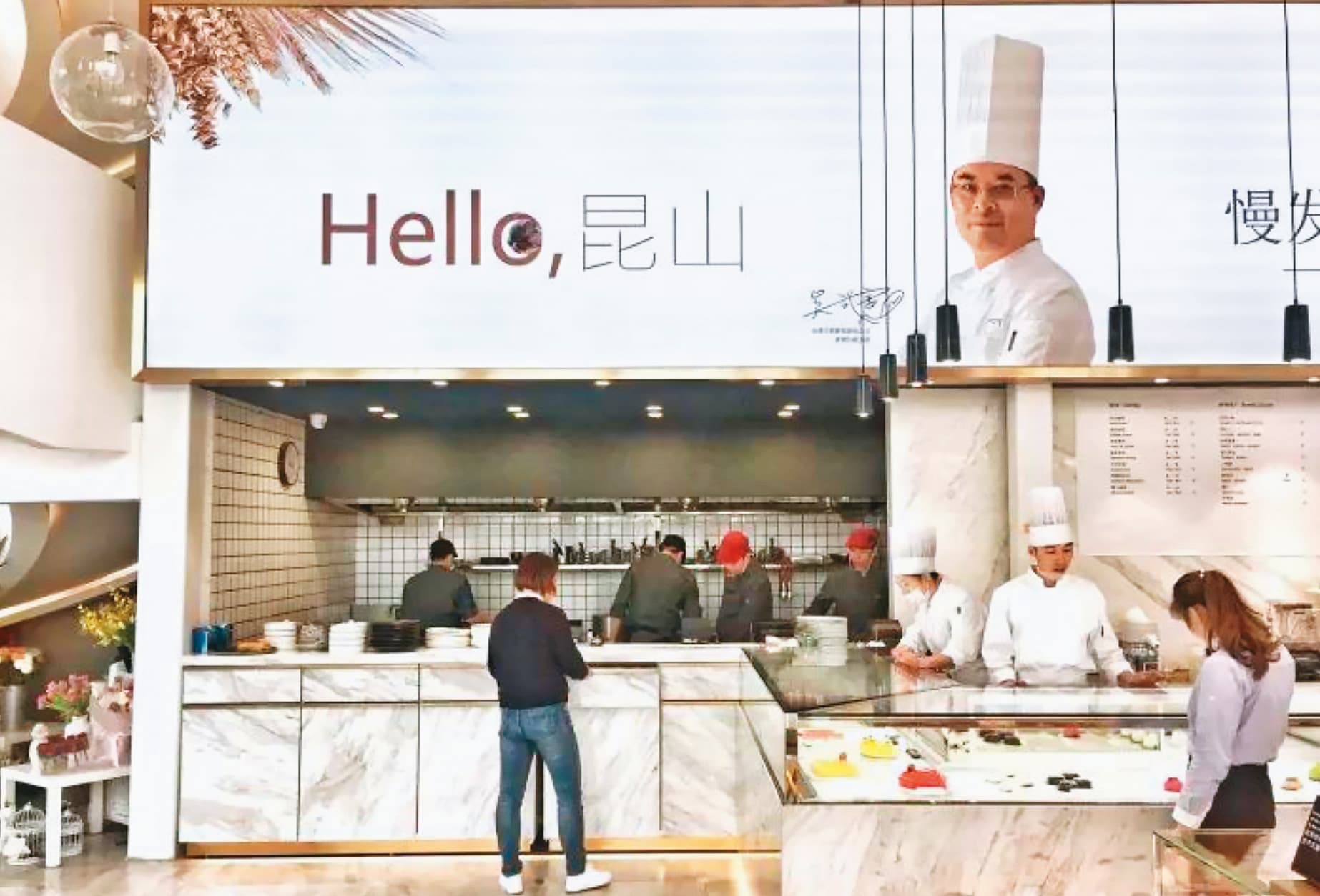 吳武憲12年前就受邀西進擔任中國麵包店或食品廠的技術總監,店面還會強調產品研發來自台灣的歐包教父。(吳武憲提供)