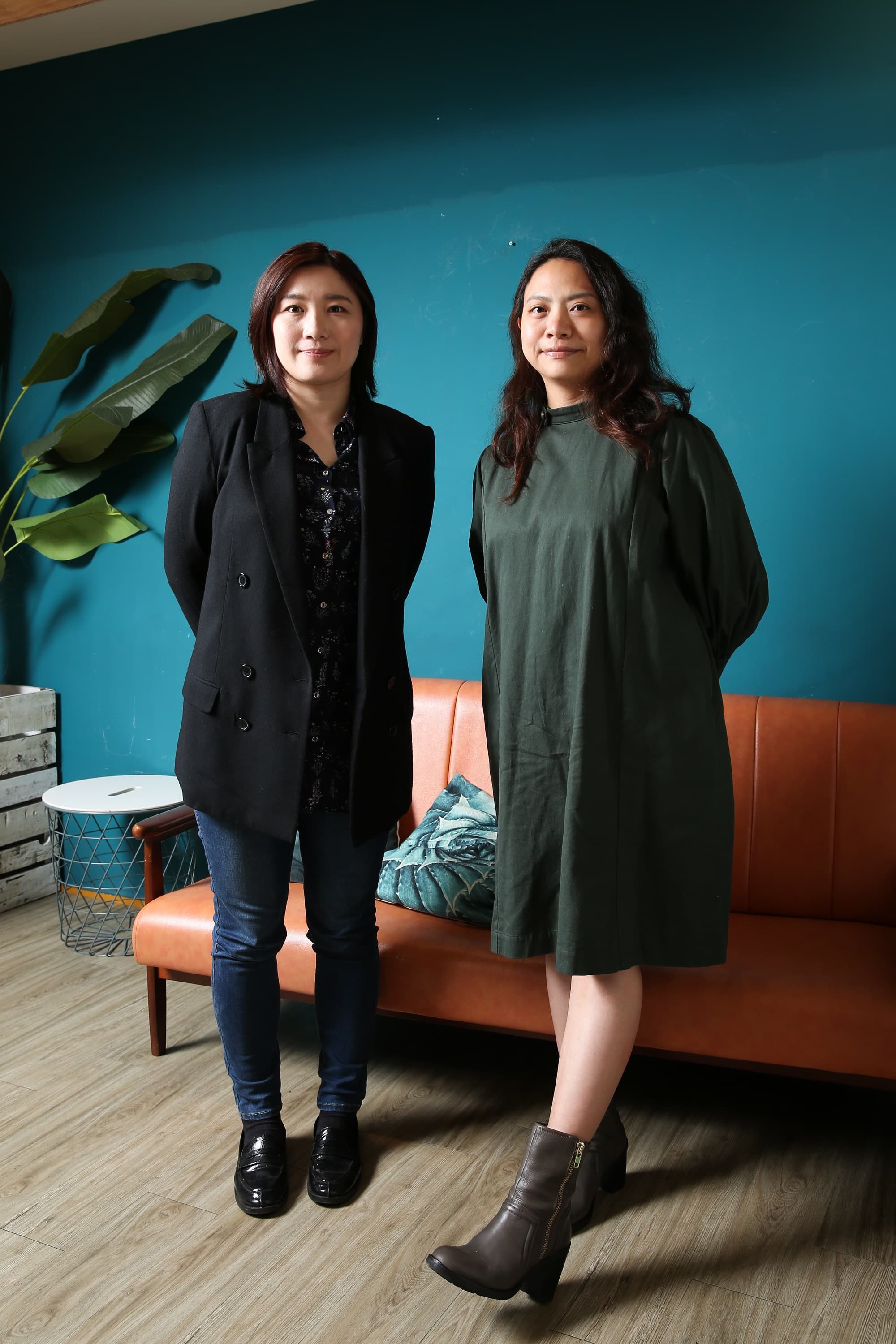 詹于珊(左)、詹子誼(右)與編導賴孟傑為《村裡來了個暴走女外科》成立公司,兩人也首次擔任戲劇製作人。