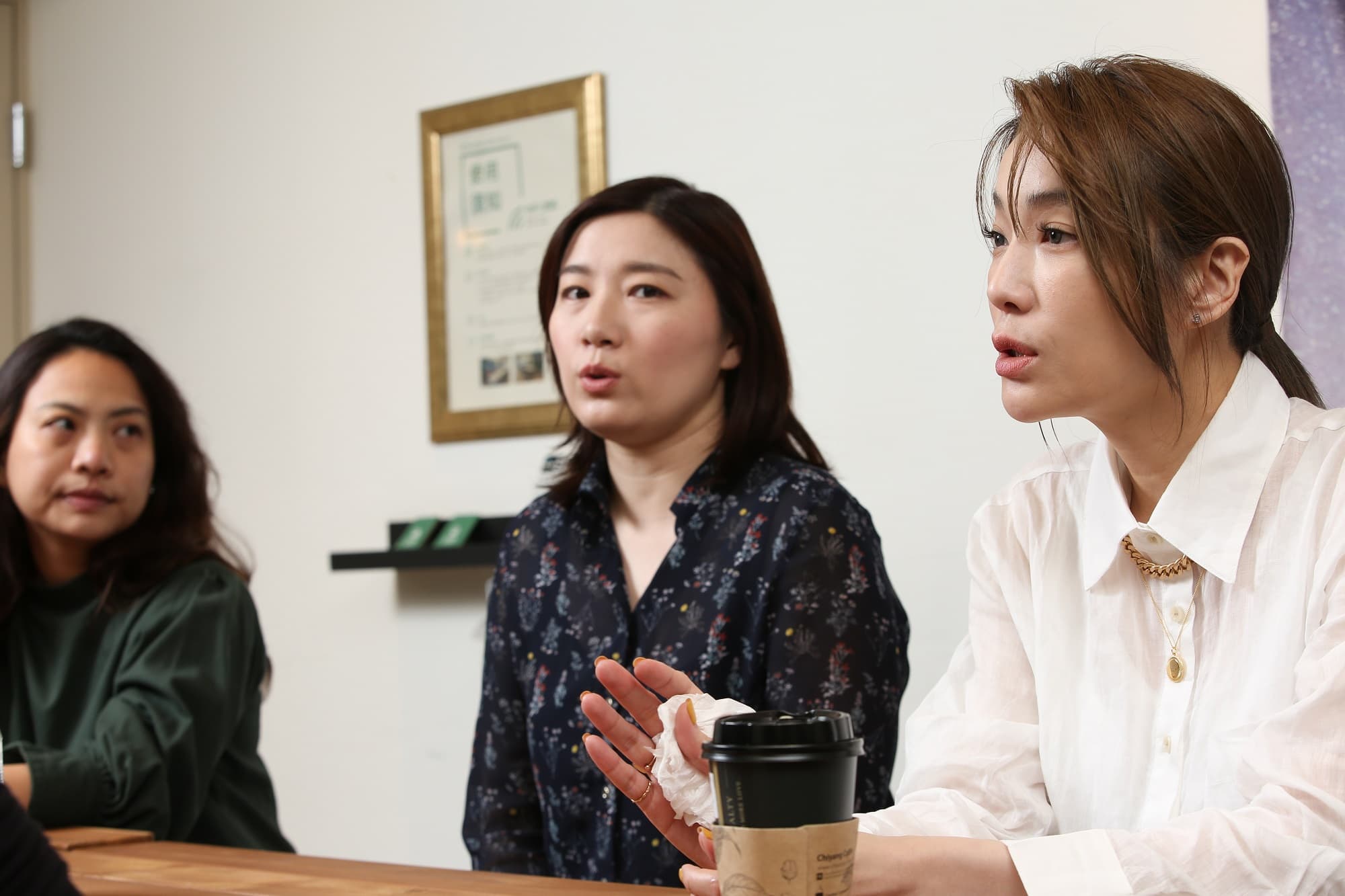 蔡淑臻（右起）與製作人詹于珊、詹子誼一同參與田調，對醫護人員的辛勞很有感。
