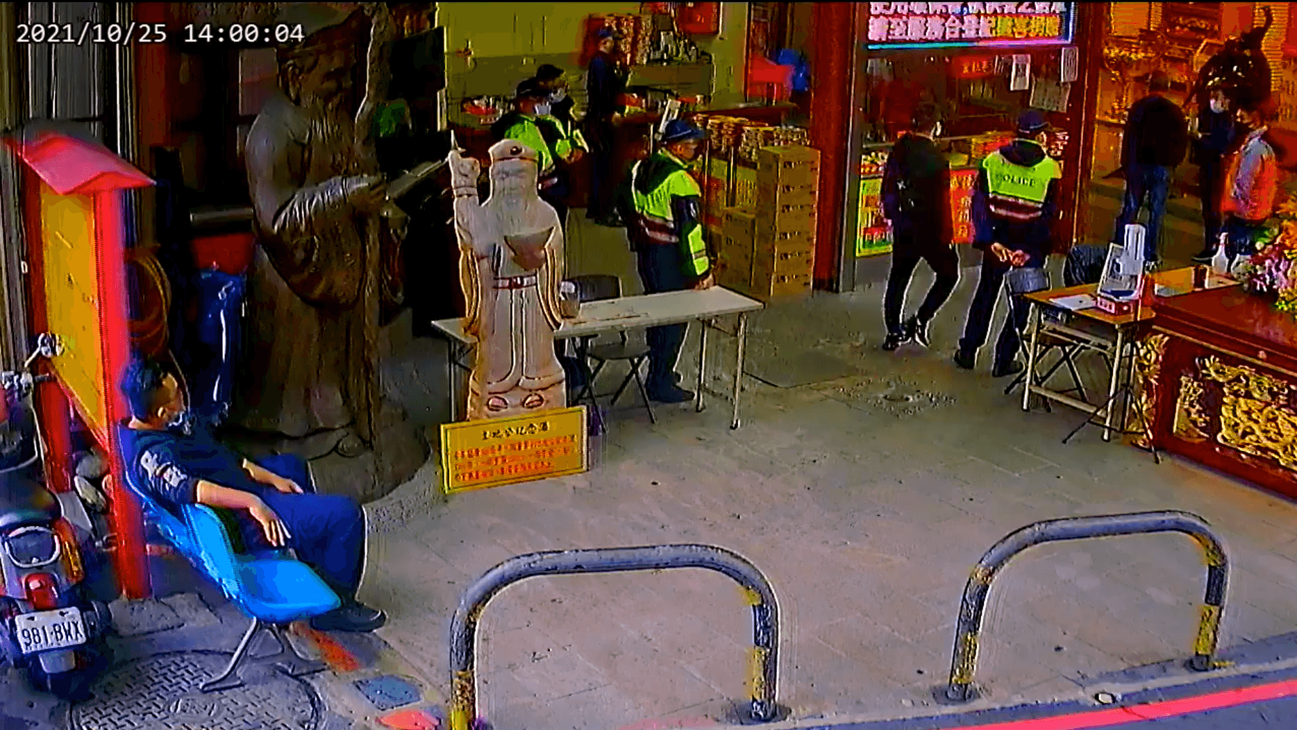永和派出所遭控派員到場協助楊姓男子施壓廟方。( 店仔街福德宮提供)