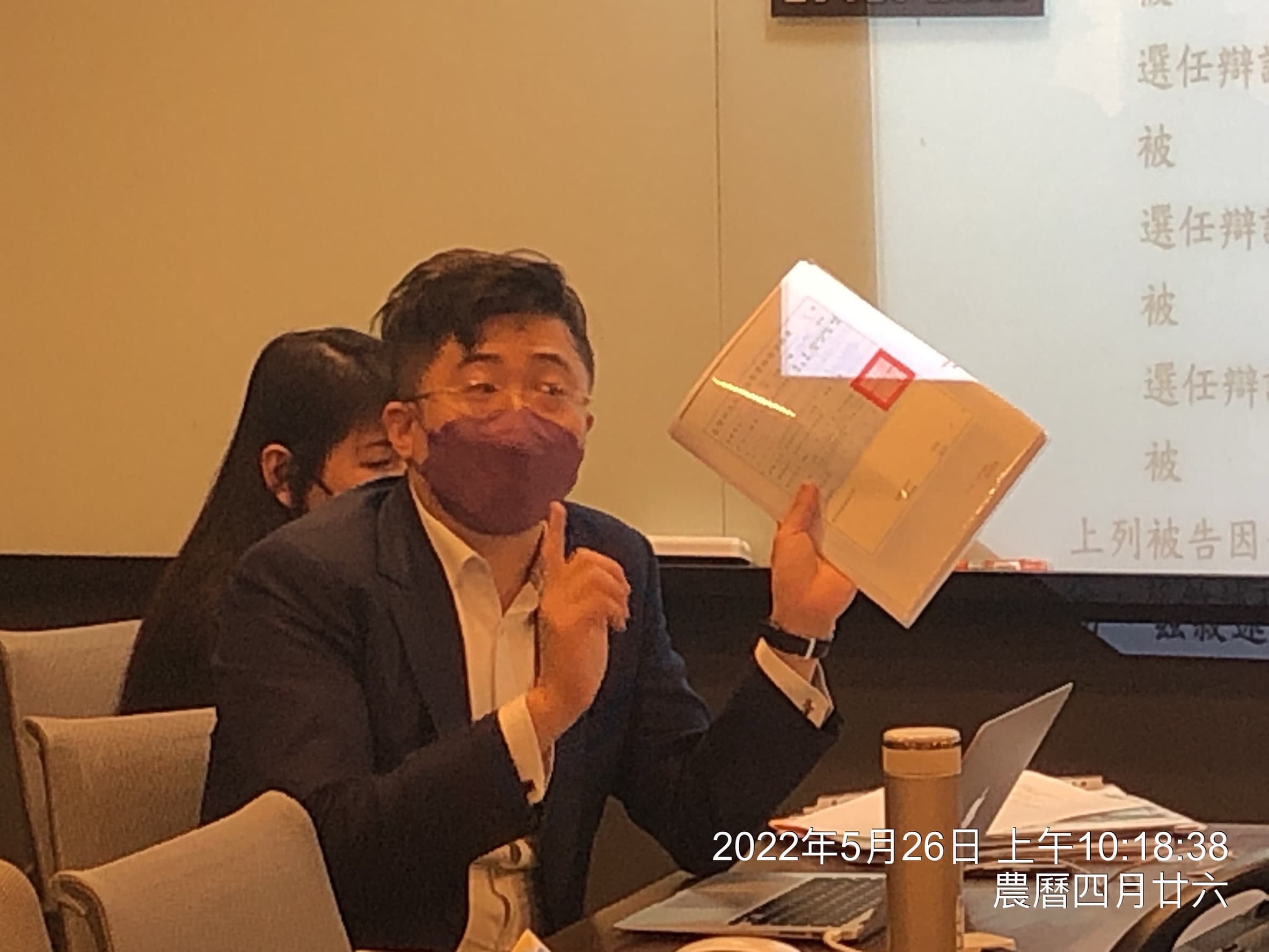律師邱柏青表示,總幹事曹雅婷等人獲地檢署不起訴,警方辦案過程有瑕疵。( 店仔街福德宮提供)