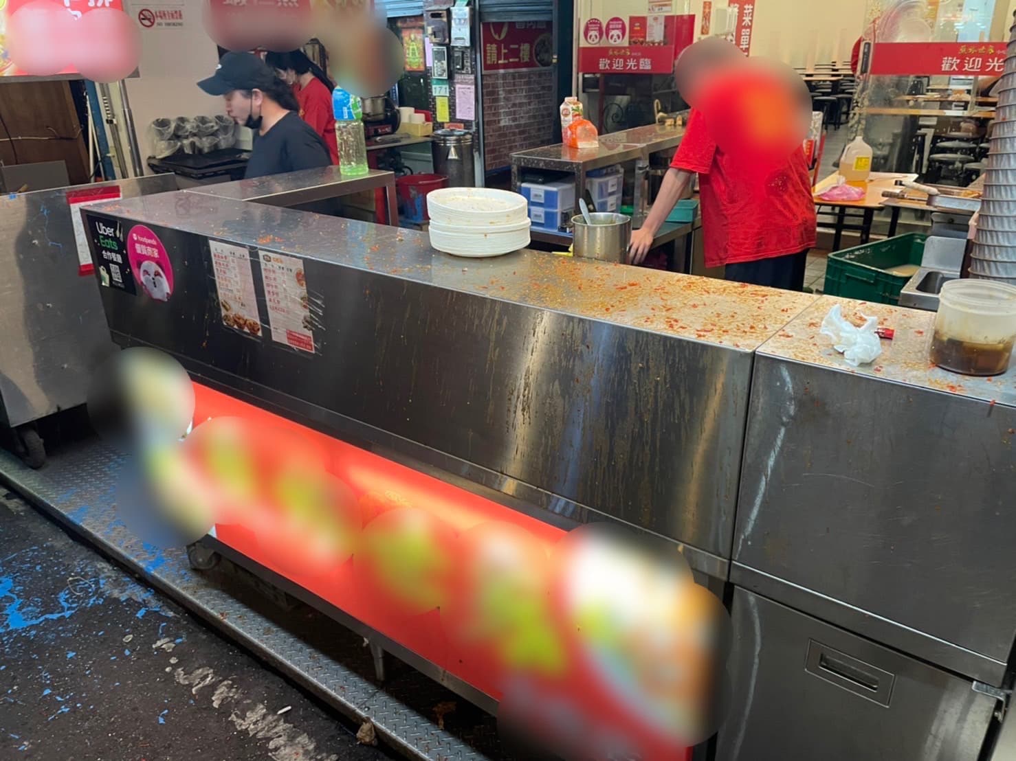 店家門口遭潑漆,地面都是藍色油漆。(翻攝畫面)