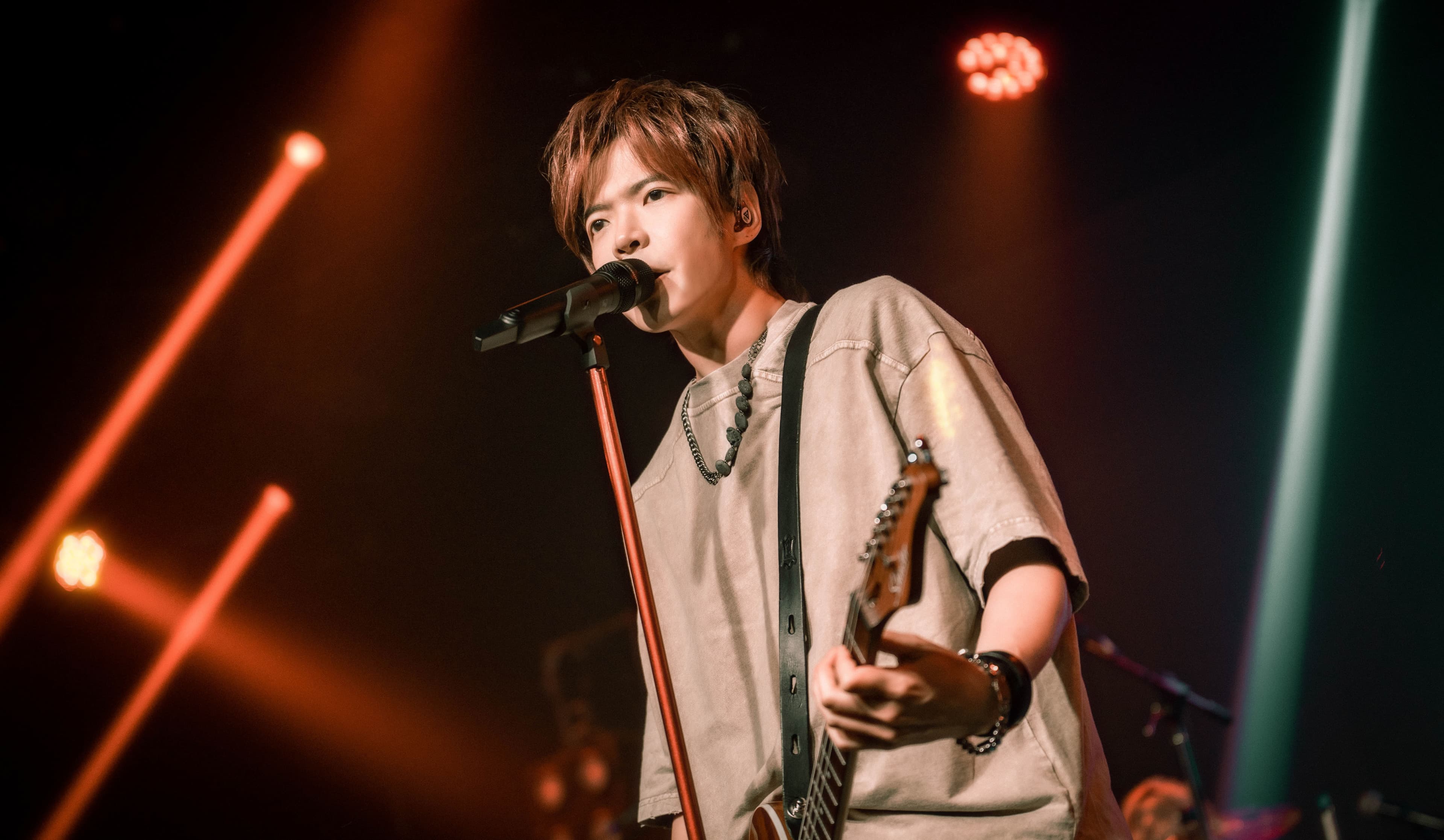 主唱阿璞特別請了訓練員游泳培訓鍛練肺活量。(KKLIVE提供)