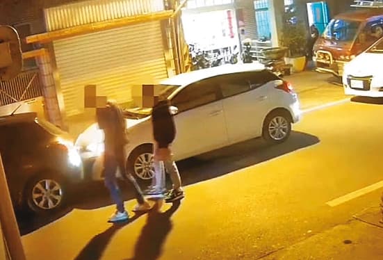 金虎佛堂2名小弟刻意追撞花監戒護科長座車,再下車毆打。(翻攝畫面)