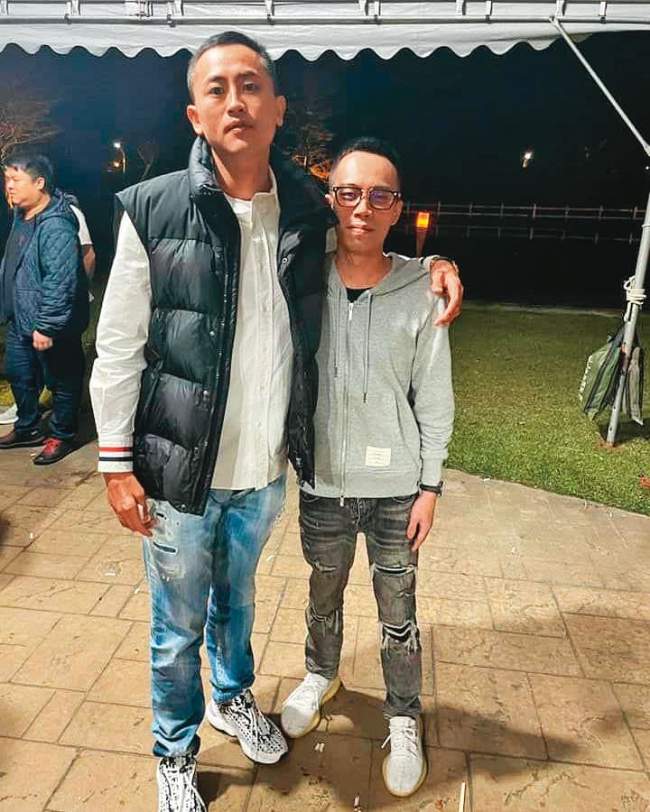 邵御軒(左)否認休假時曾和小弟邱紹瑋(右)聯繫,但卻被邱男IG的合影照打臉。(翻攝邱男IG)