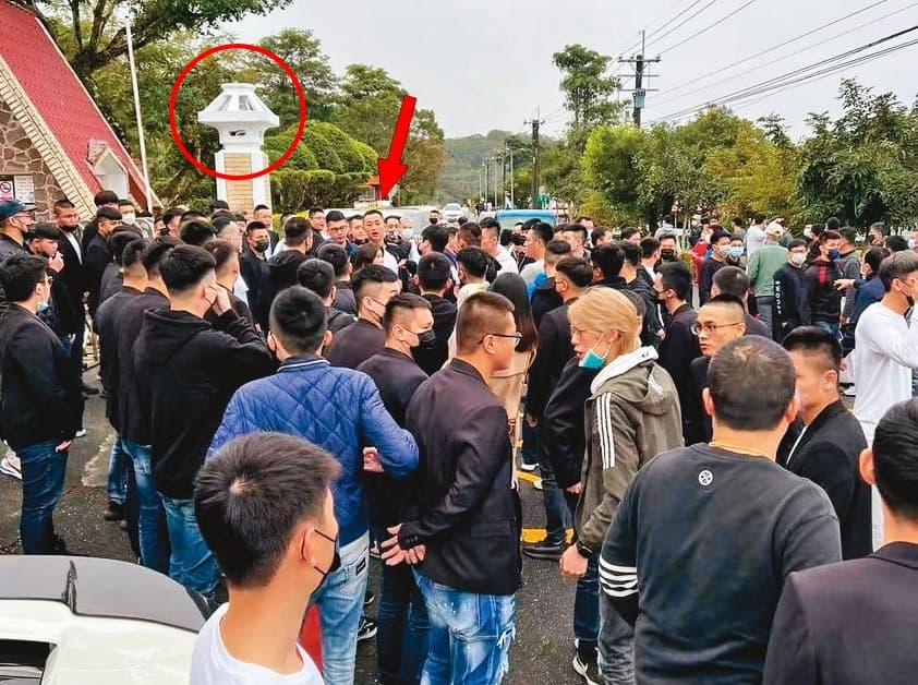 邵御軒始終否認自己主持金虎佛堂,但他今年1月8日從花蓮外役監放假回家時,門口竟出現超過1百名黑衣人迎接,場面相當盛大,簡直無視公權力存在。(翻攝臉書)