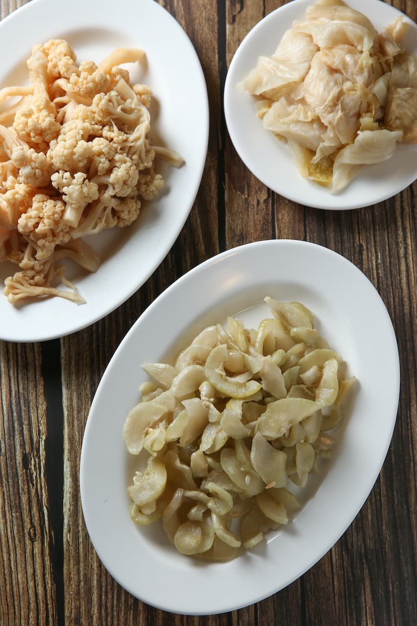 這裡經常使用澎湖醃菜高麗菜酸（右）、越瓜（下）和花菜干（左）等入菜。