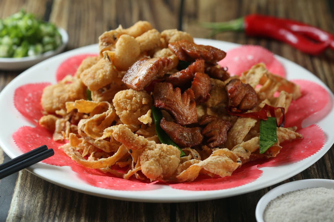 「塩酥干貝拼烏魚腱」，集結酥軟脆等各式炸物口感。（480元／份）