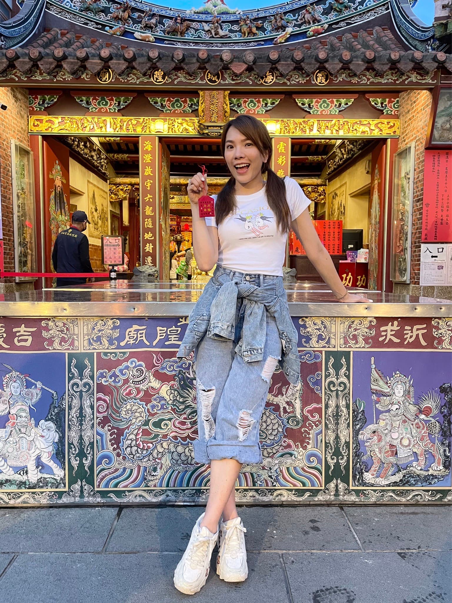 小優到霞海城隍廟出席活動不忘拜月老求姻緣。（紅心字會提供）