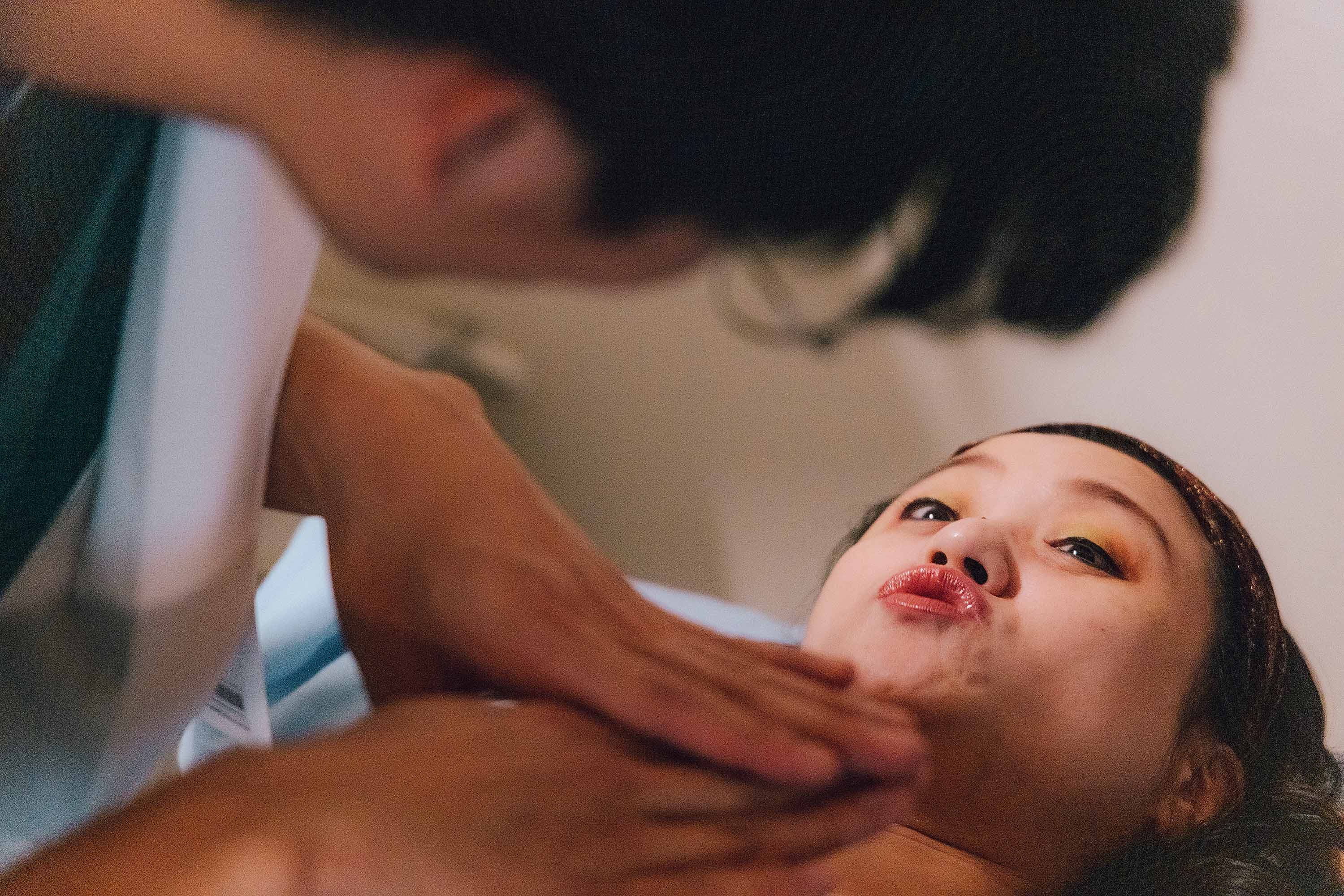 《村裡來了個暴走女外科》海裕芬劇中義診乳房時不停逗笑風田。(公共電視提供)