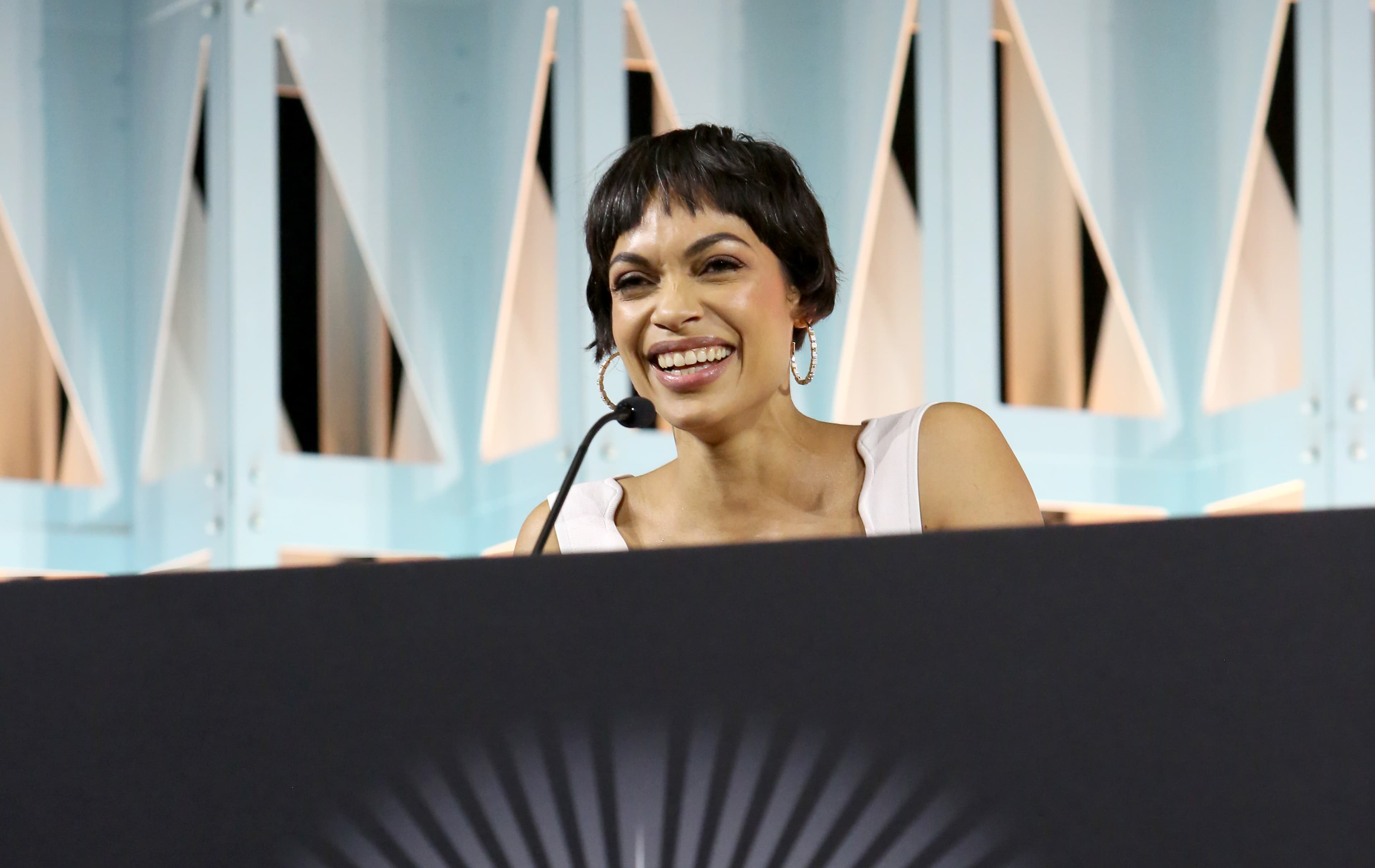 影集《亞蘇卡》女主角蘿莎瑞道森。（Disney+提供）