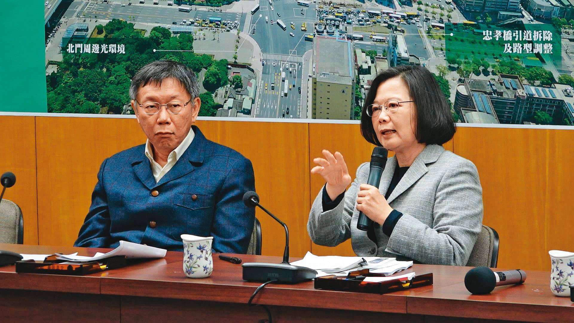 布局年底大選,柯文哲(左)調整發言策略,想向淺綠招手。圖為2018年台北市長選戰白綠分手,選後在北門「英柯會」,柯全程沒表情。