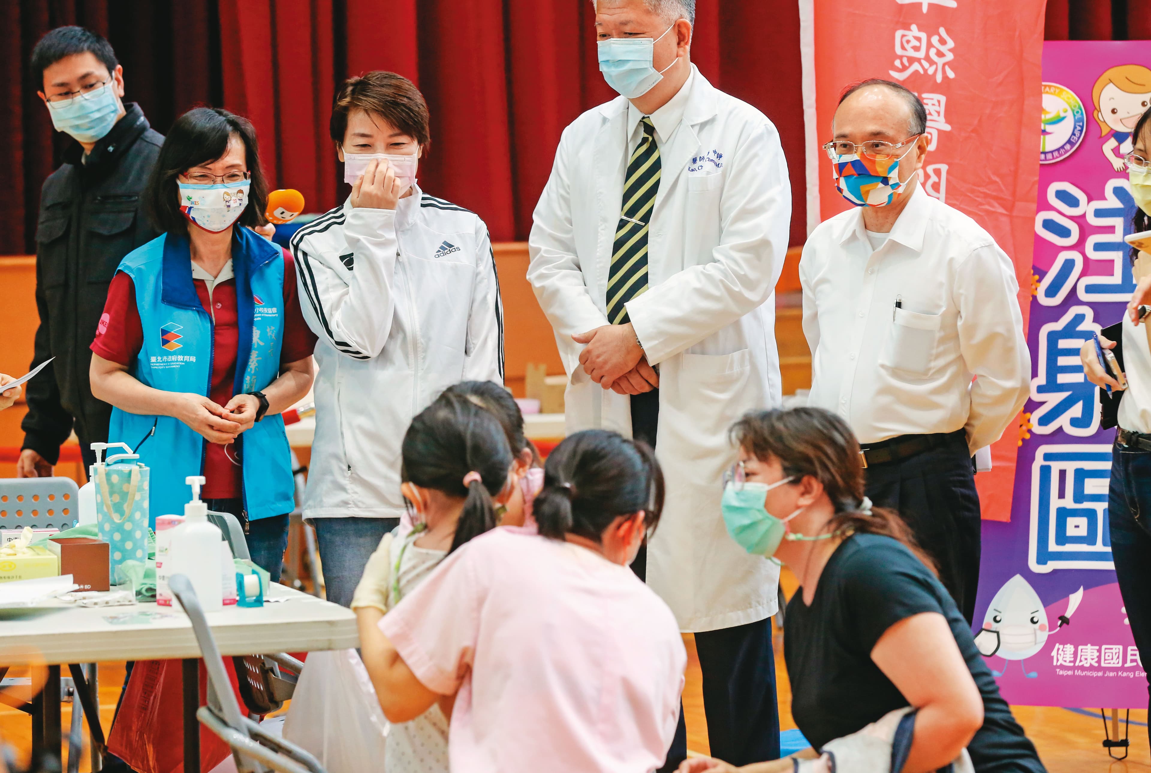 黃珊珊(左3)疫情期間擔任北市副指揮官,讓她聲勢看漲,團隊要力拚與國民黨北市長參選人蔣萬安「黃金交叉」。